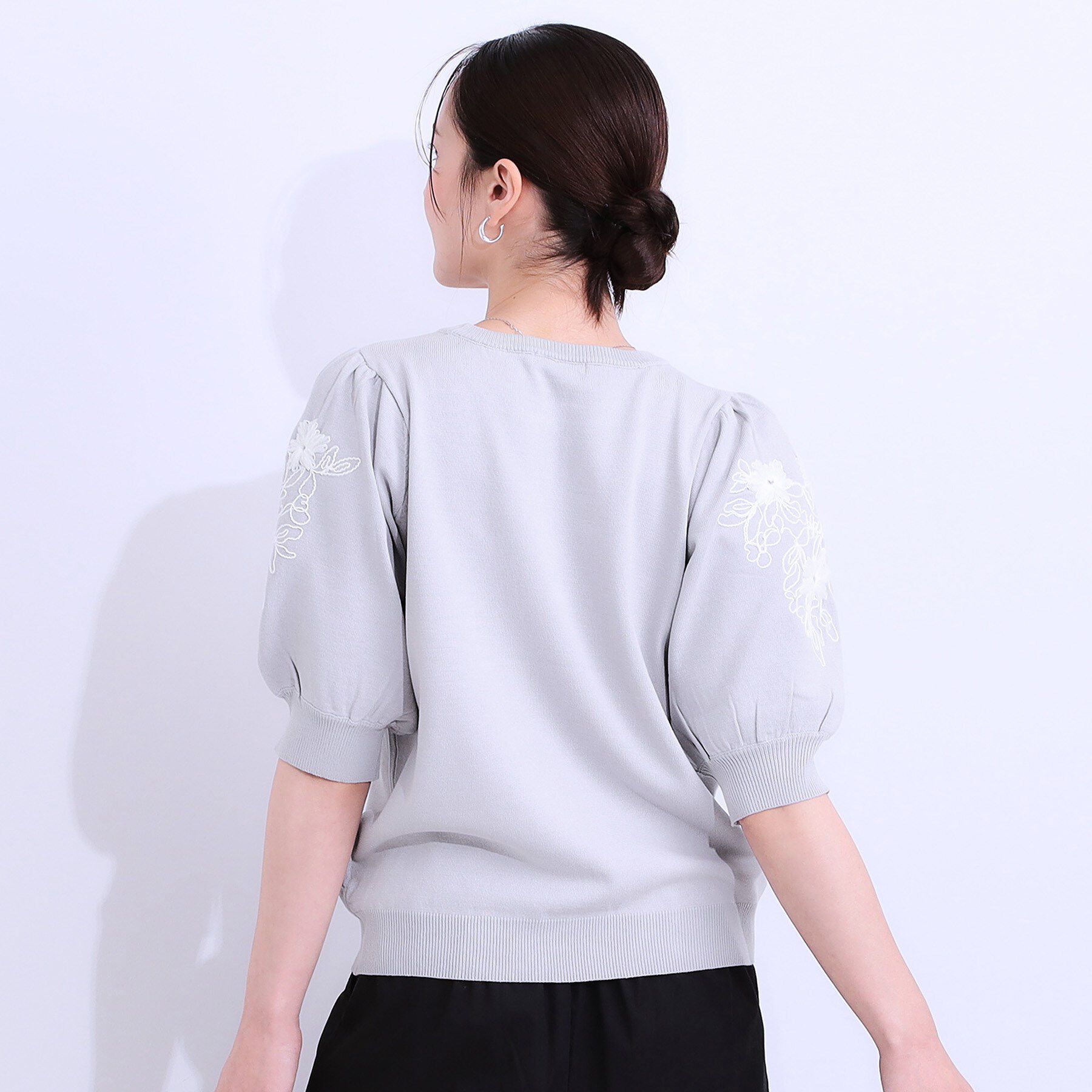 SHOO･LA･RUE「【S-LL】お袖刺繍がアクセント ラウンドネックニット」|ニット・セーター|