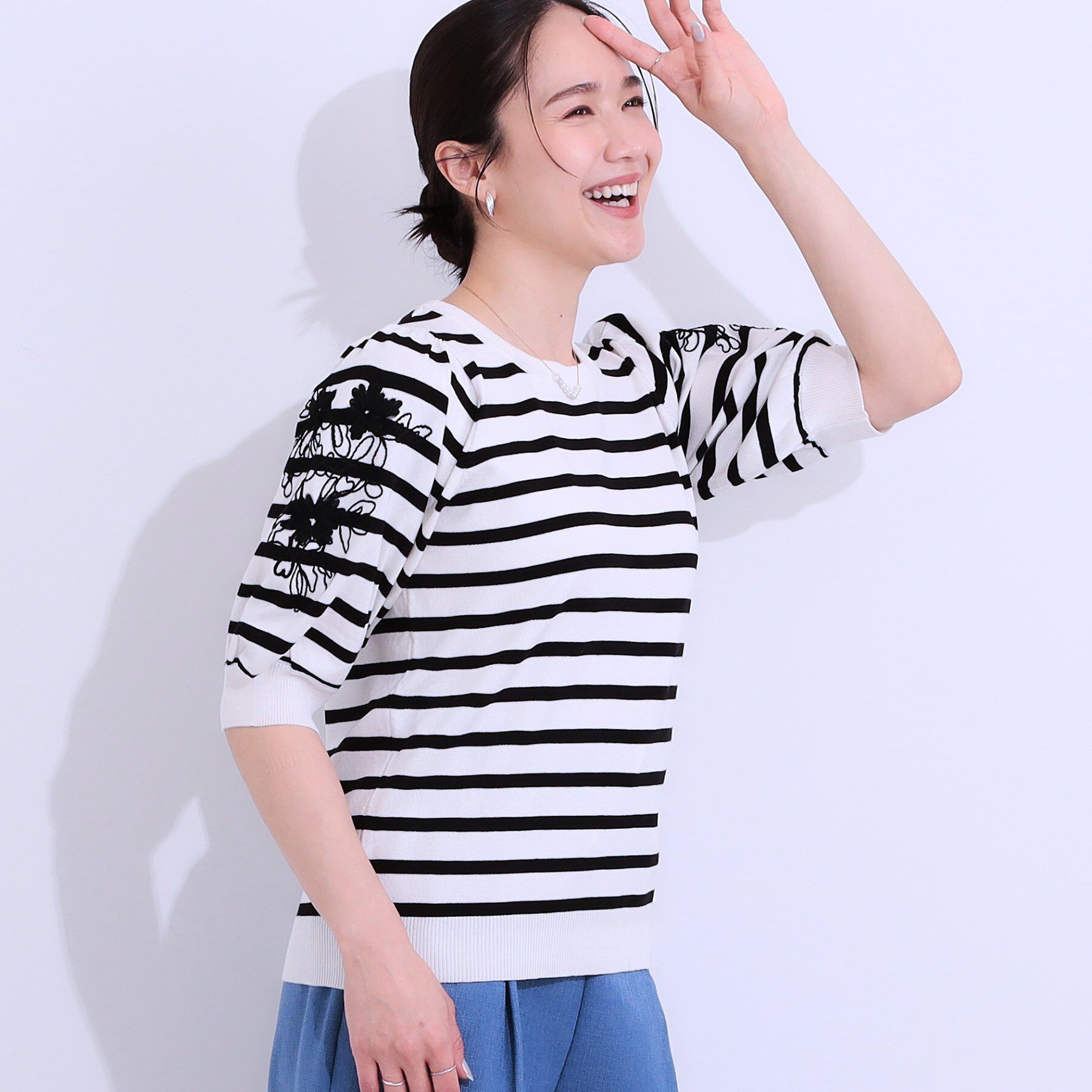 SHOO･LA･RUE「【S-LL】お袖刺繍がアクセント ラウンドネックニット」|ニット・セーター|オフホワイト(303