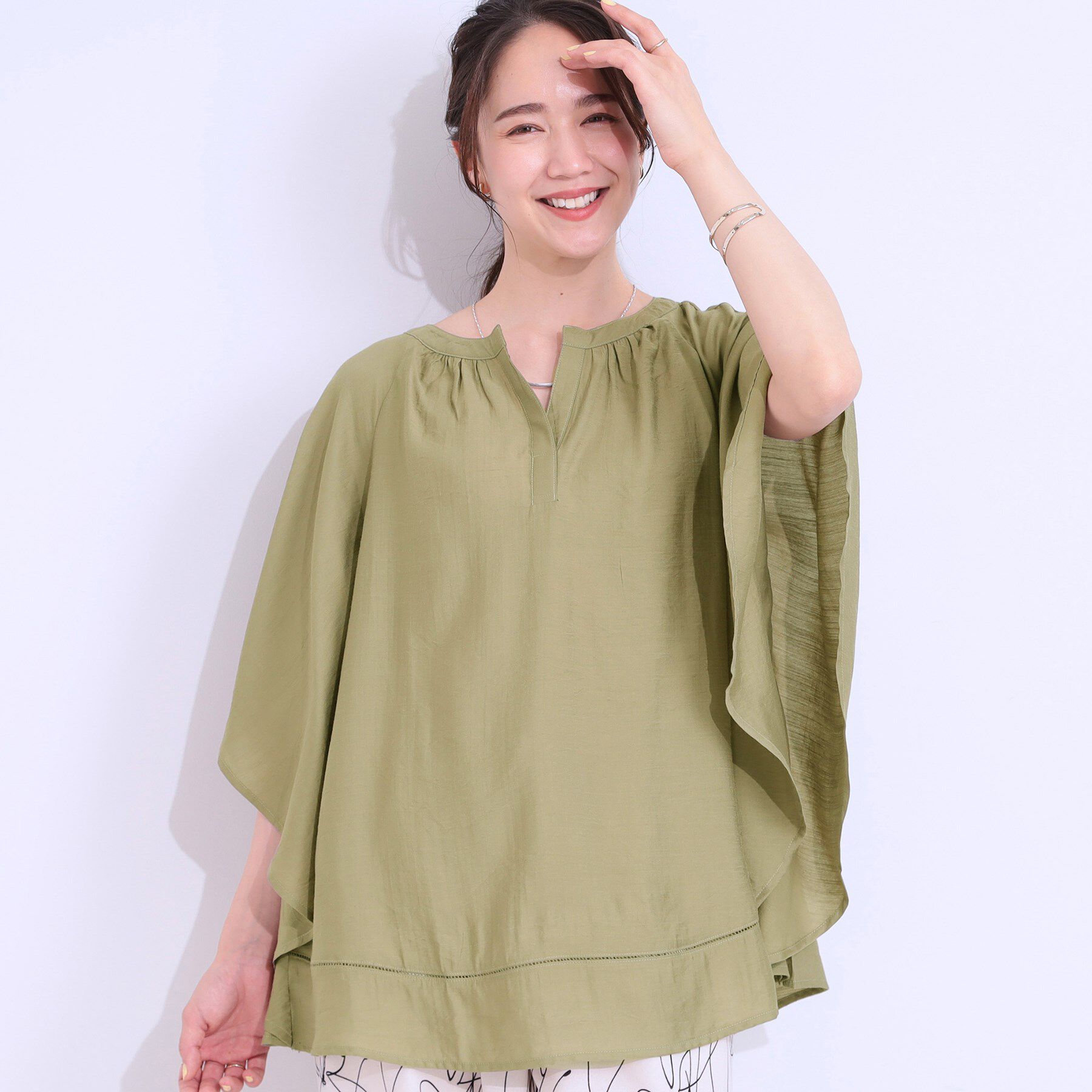 SHOO･LA･RUE「【洗える/ひんやり】涼しく体型カバー お袖フレア ドレープブラウス」|シャツ・ブラウス|オリーブグリーン(0