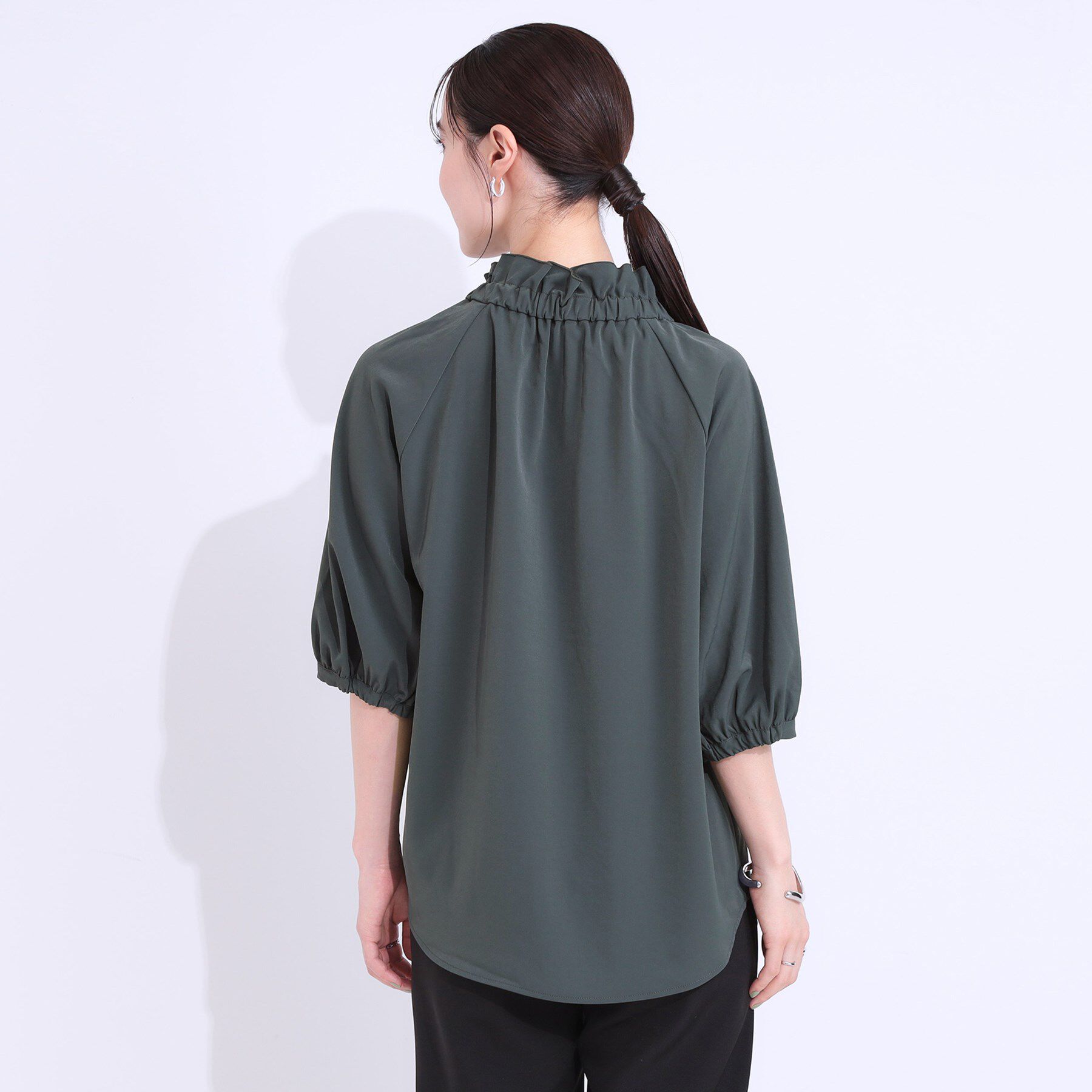 SHOO･LA･RUE「【洗える/ひんやり/S-LL】フェミニンもクールも フリルリボン5分袖ブラウス」|シャツ・ブラウス|