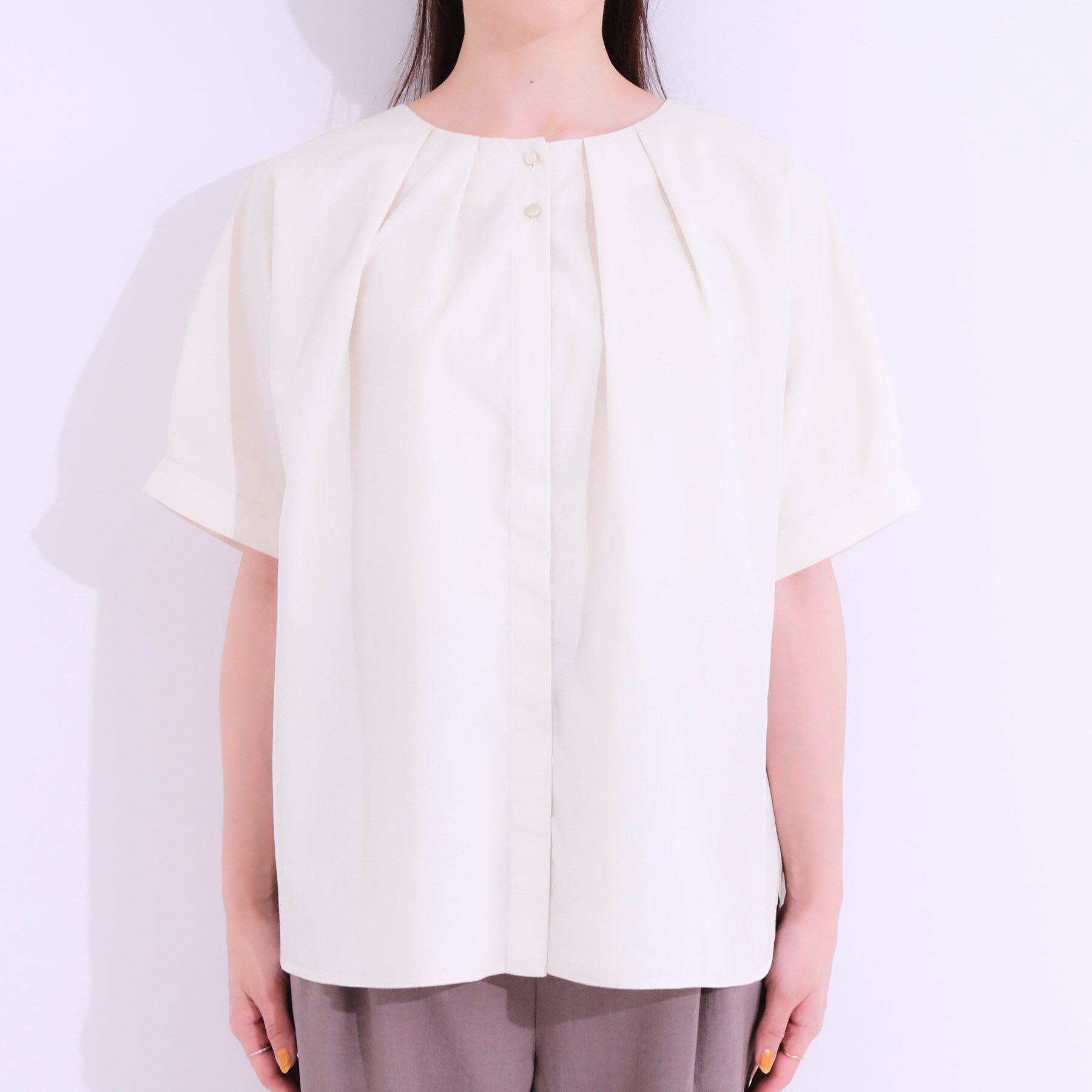 SHOO･LA･RUE「【洗える/S-LL】大人の上品シルエット タックデザイン 5分袖ブラウス」|シャツ・ブラウス|