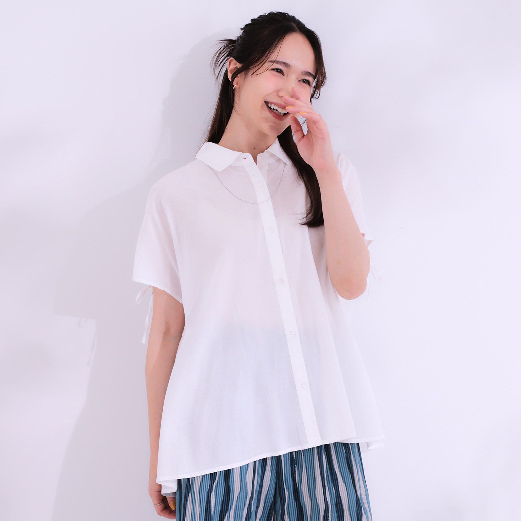 SHOO･LA･RUE「【S-LL/ひんやり】後ろ姿も抜かりなく インせず着られる バックギャザーシャツ」|シャツ・ブラウス|