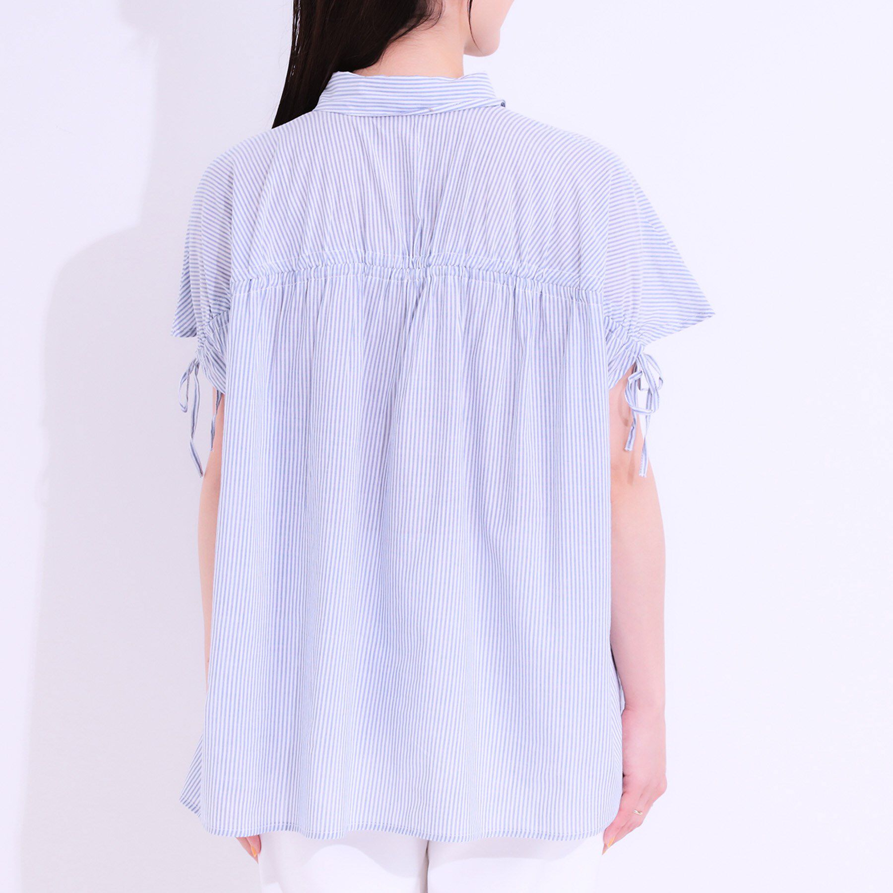 SHOO･LA･RUE「【S-LL/ひんやり】後ろ姿も抜かりなく インせず着られる バックギャザーシャツ」|シャツ・ブラウス|