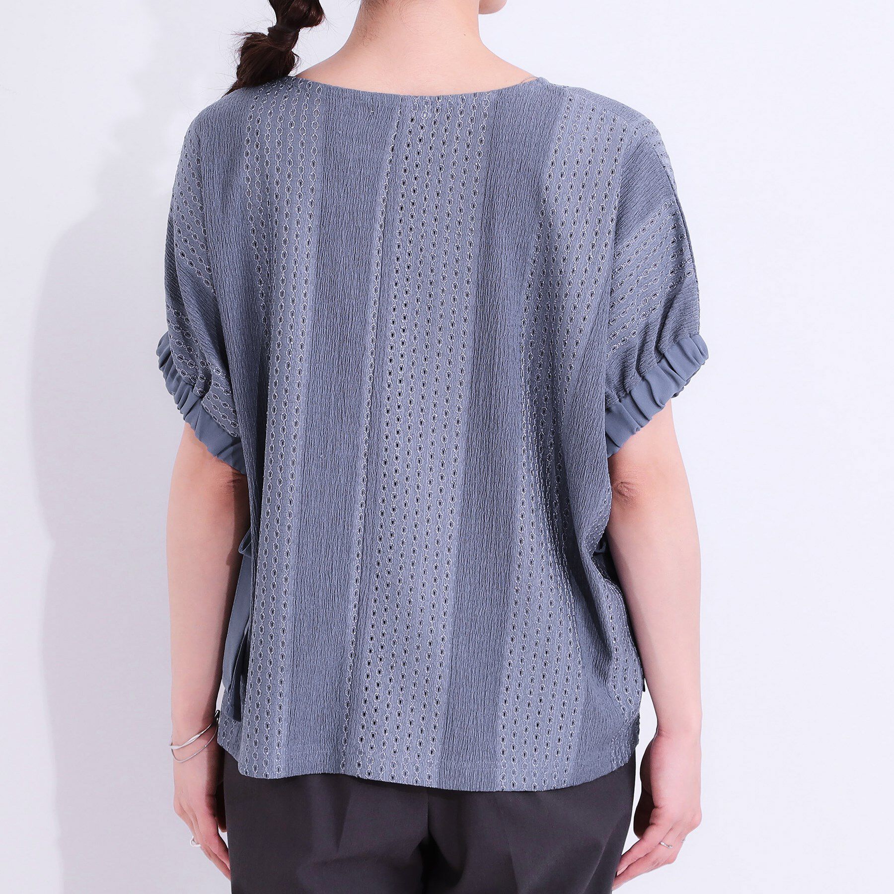 SHOO･LA･RUE「【S-LL/二の腕カバー】お袖ギャザーリボン アイレット刺繍トップス」|シャツ・ブラウス|