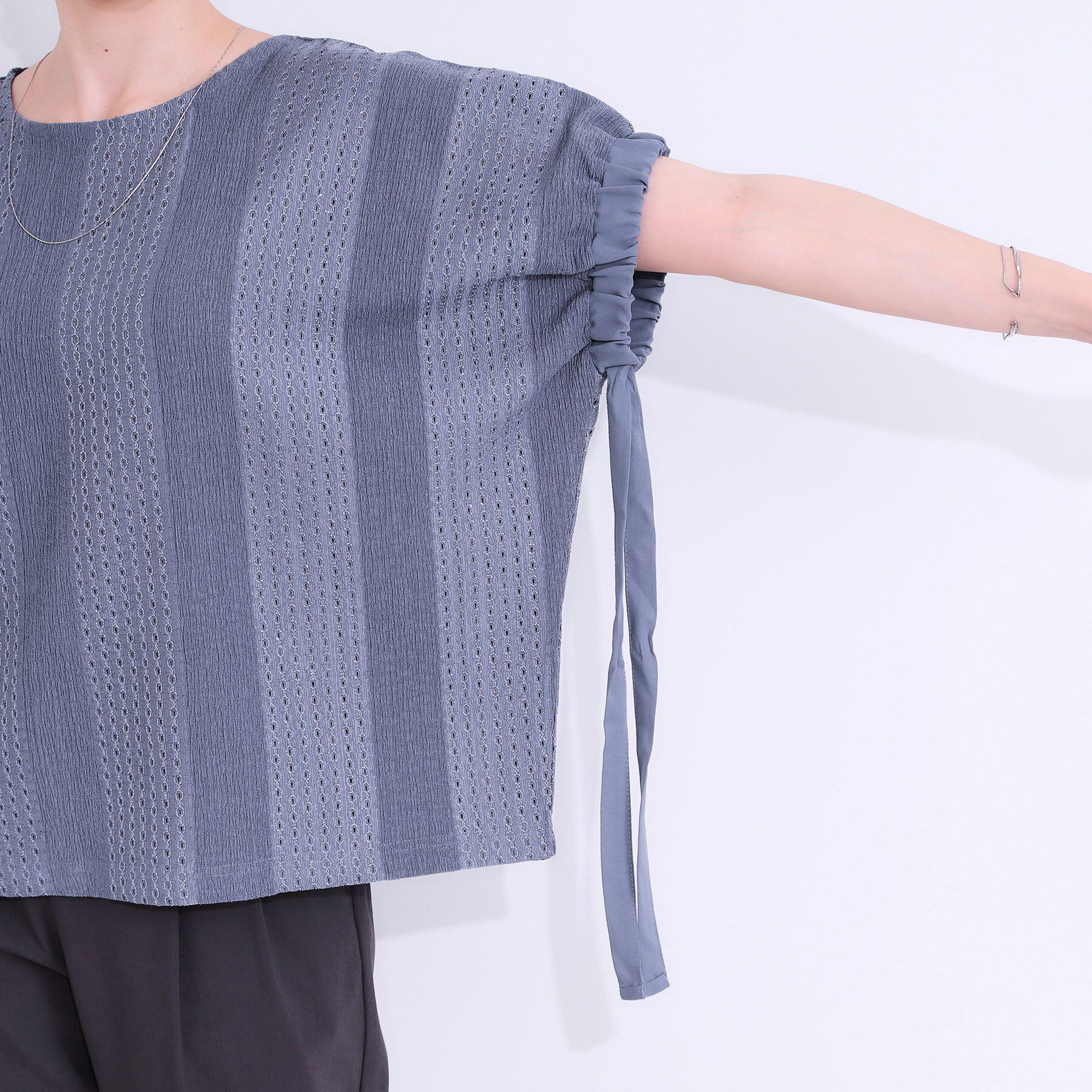 SHOO･LA･RUE「【S-LL/二の腕カバー】お袖ギャザーリボン アイレット刺繍トップス」|シャツ・ブラウス|