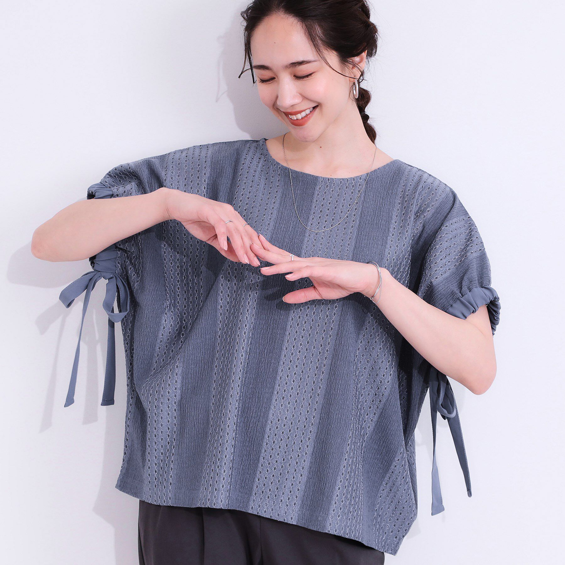 SHOO･LA･RUE「【S-LL/二の腕カバー】お袖ギャザーリボン アイレット刺繍トップス」|シャツ・ブラウス|ブルー(092)