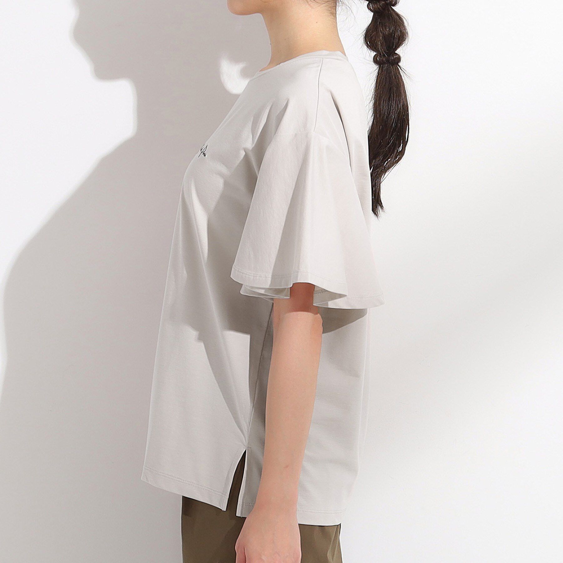 SHOO･LA･RUE「【S-LL/ひんやり/二の腕カバー】華やかさをプラスする お袖フリルTシャツ」|Tシャツ・カットソー|