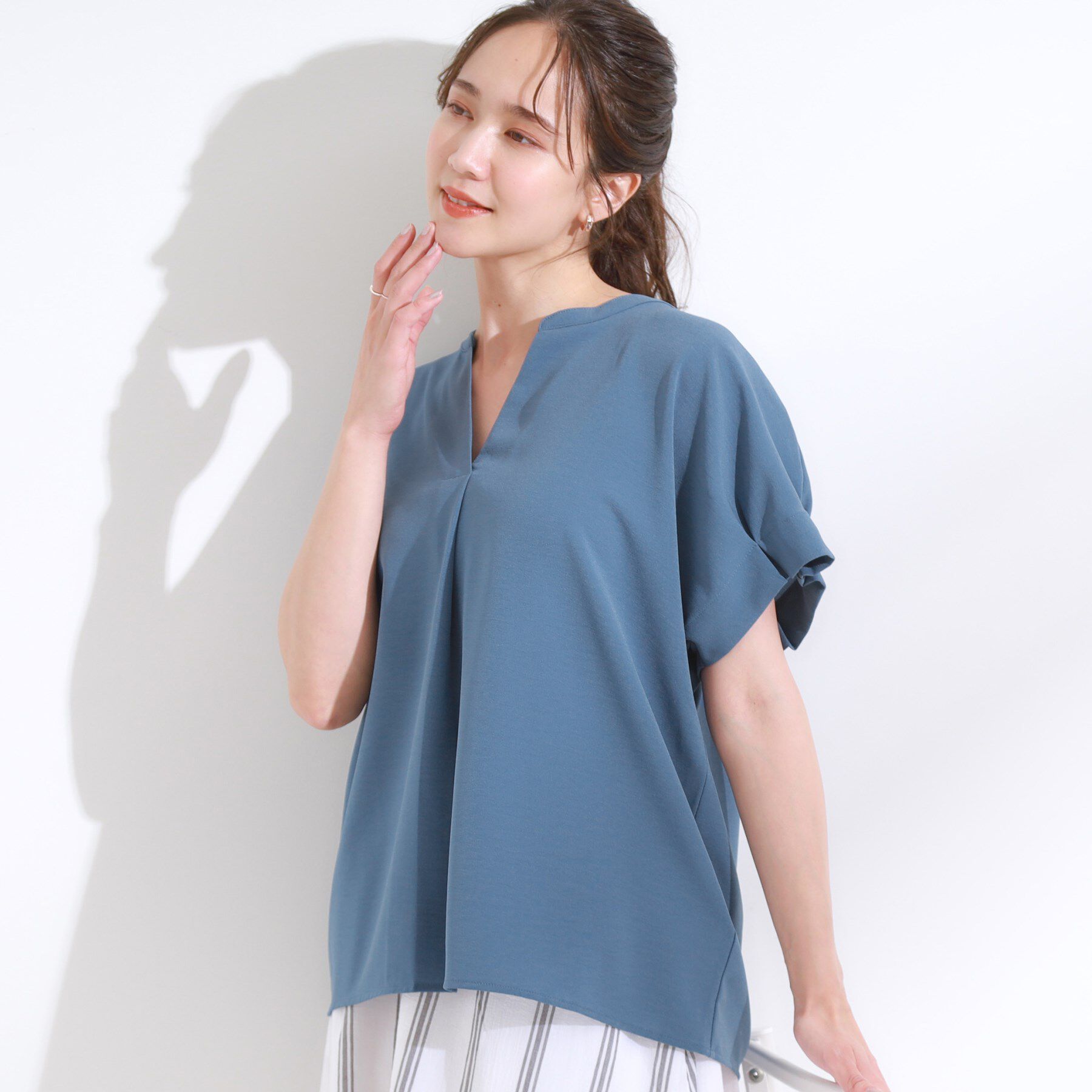 SHOO･LA･RUE「【S-LL/セットアップ可/ひんやり】きちんと見えで上品 お袖タック スキッパーブラウス」|シャツ・ブラウス|ブルー(092)