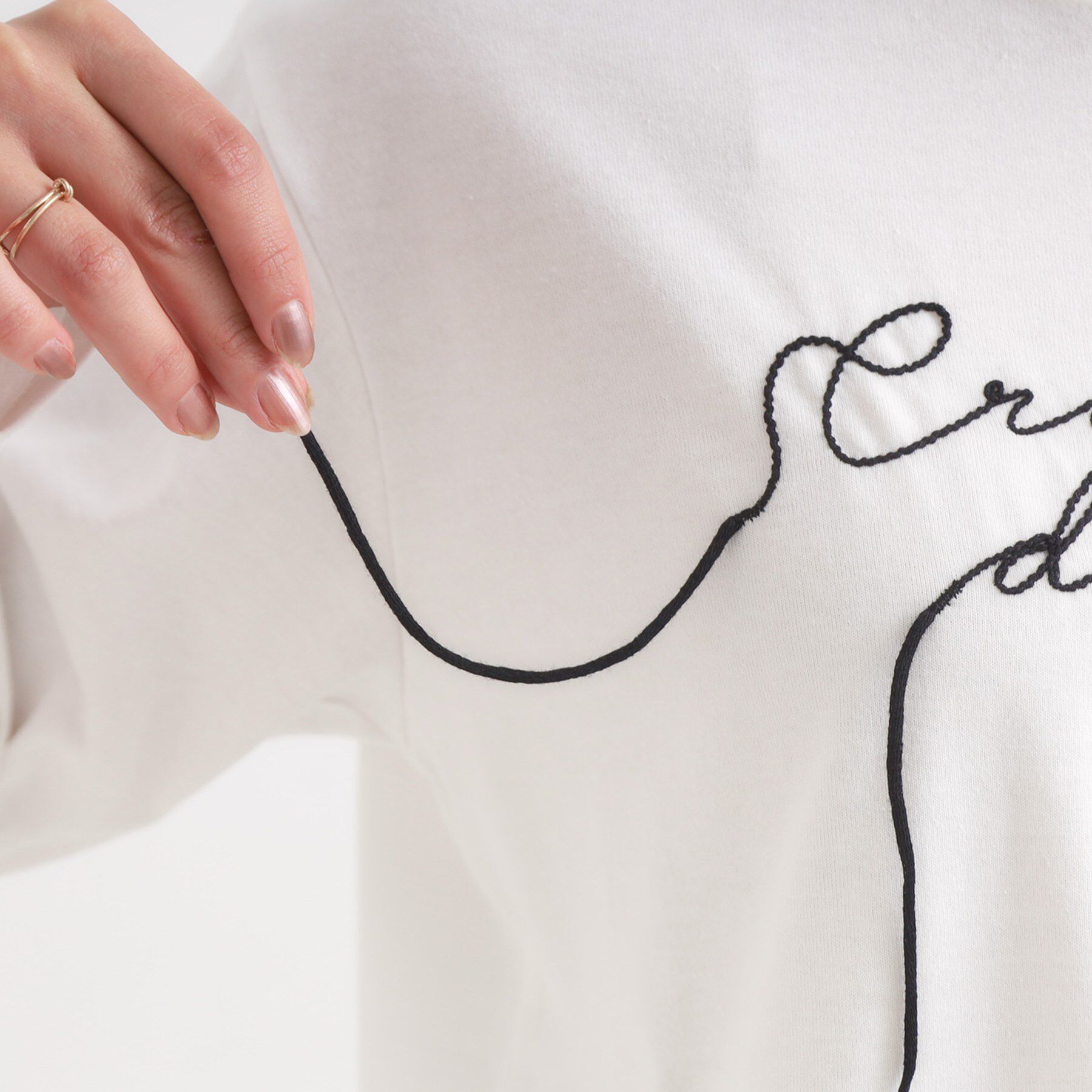 SHOO･LA･RUE「【洗濯機可/S-LL】周りと差がつく チェーンステッチロゴロンT」|Tシャツ・カットソー|