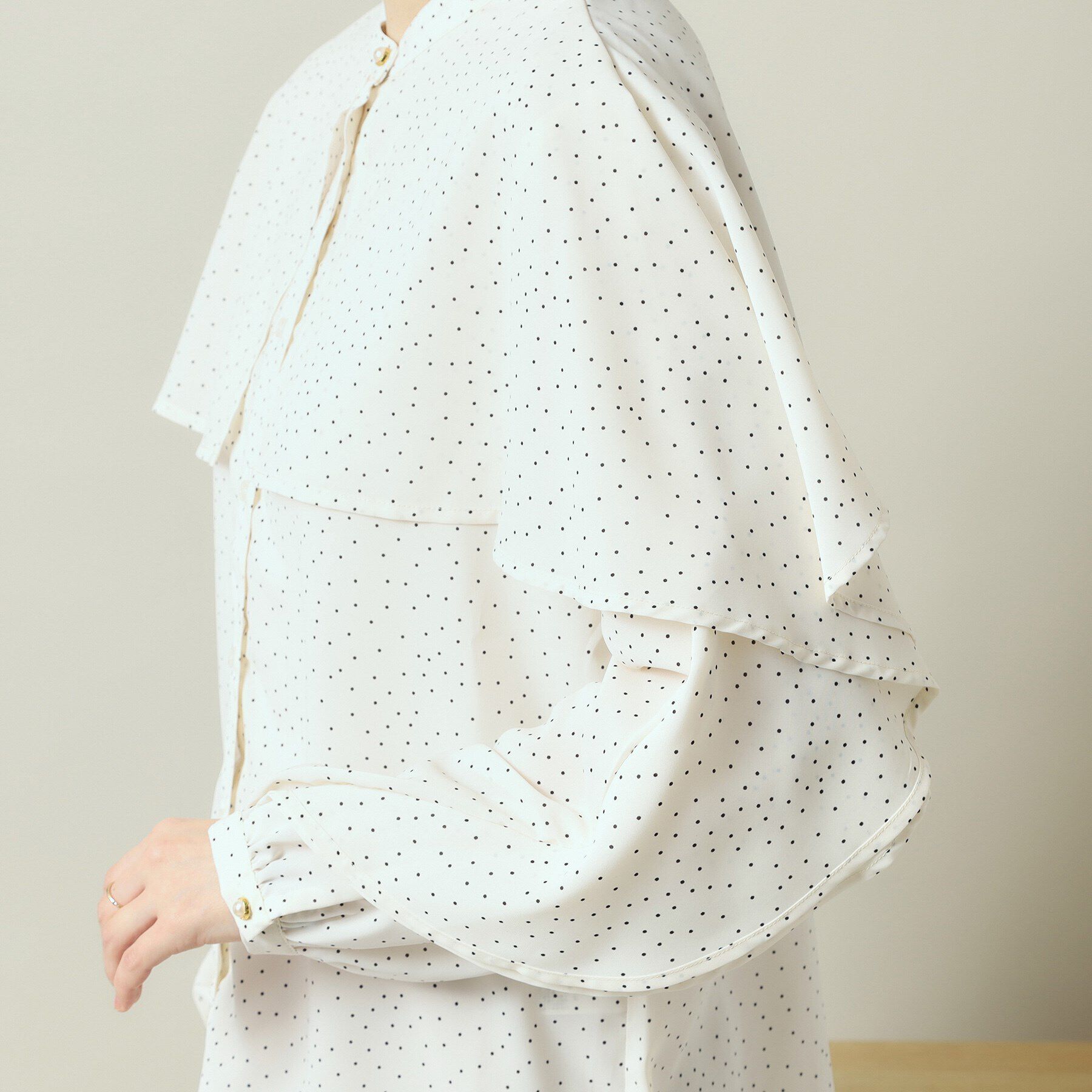 ITS&rsquo;DEMO「【手洗い可】ケープフリルドットブラウス」|シャツ・ブラウス|
