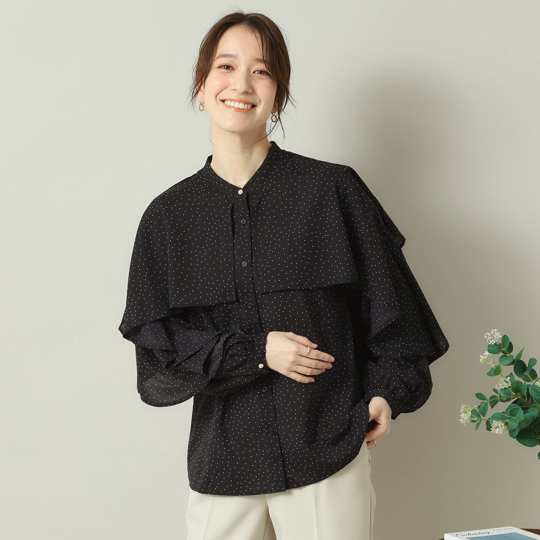 ITS&rsquo;DEMO「【手洗い可】ケープフリルドットブラウス」|シャツ・ブラウス|ブラック(119)