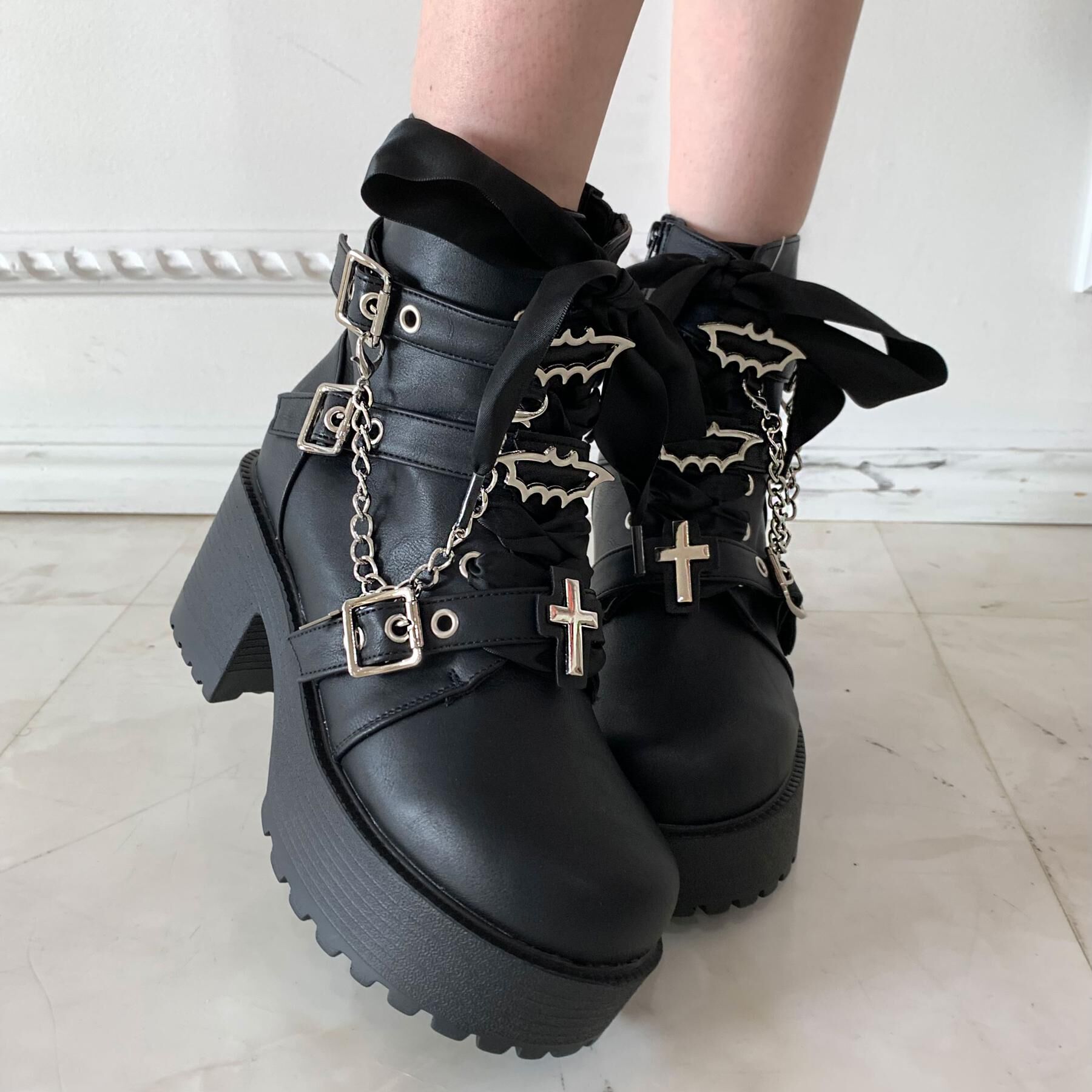 csT&P「厚底&times;コウモリ&times;十字架スニーカー」|ショートブーツ|