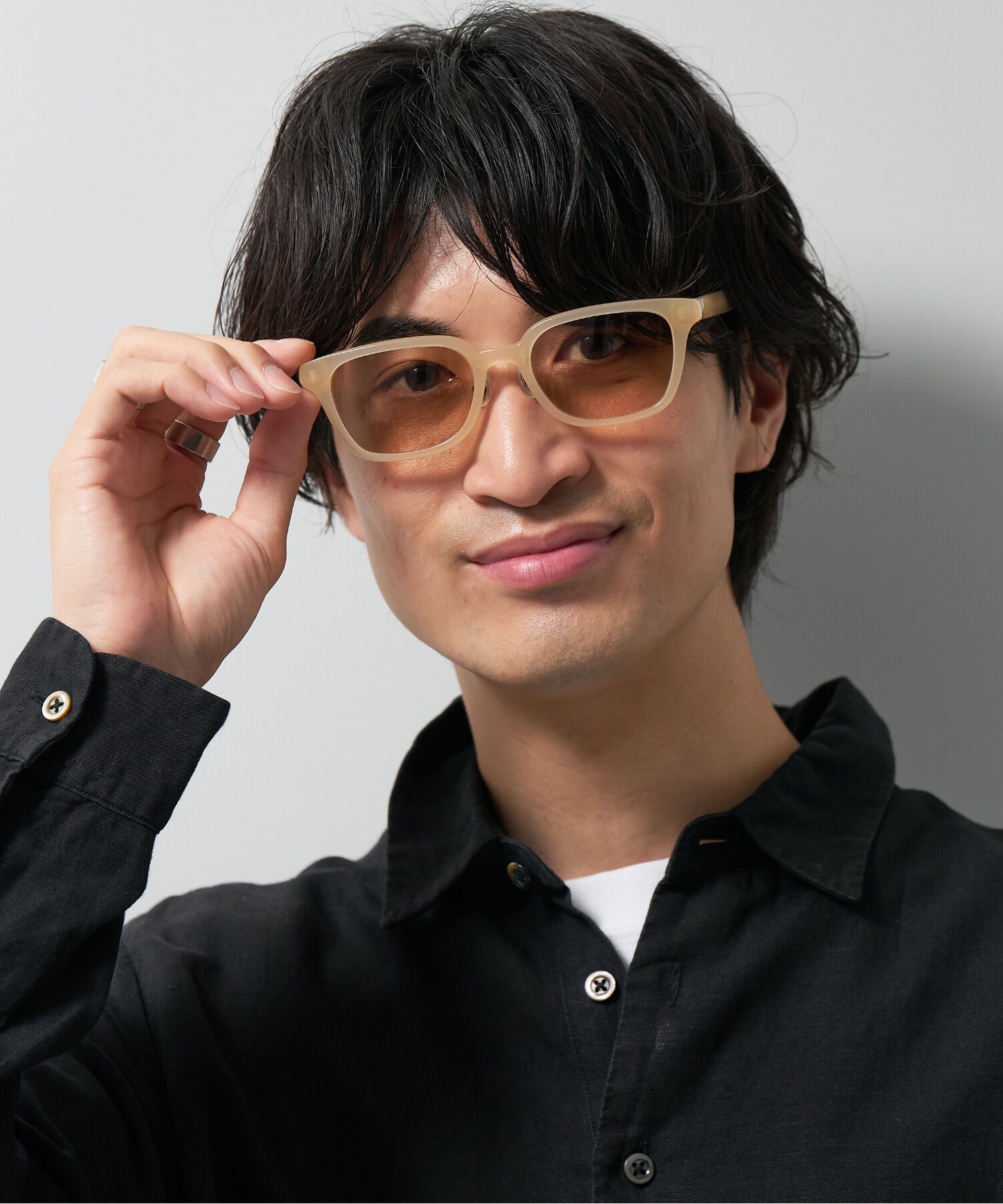  「スクエア型 調光サングラス｜紫外線対策｜レンズの色が変わるサングラス｜Zoff | UNITED ARROWS Wellness」|サングラス|