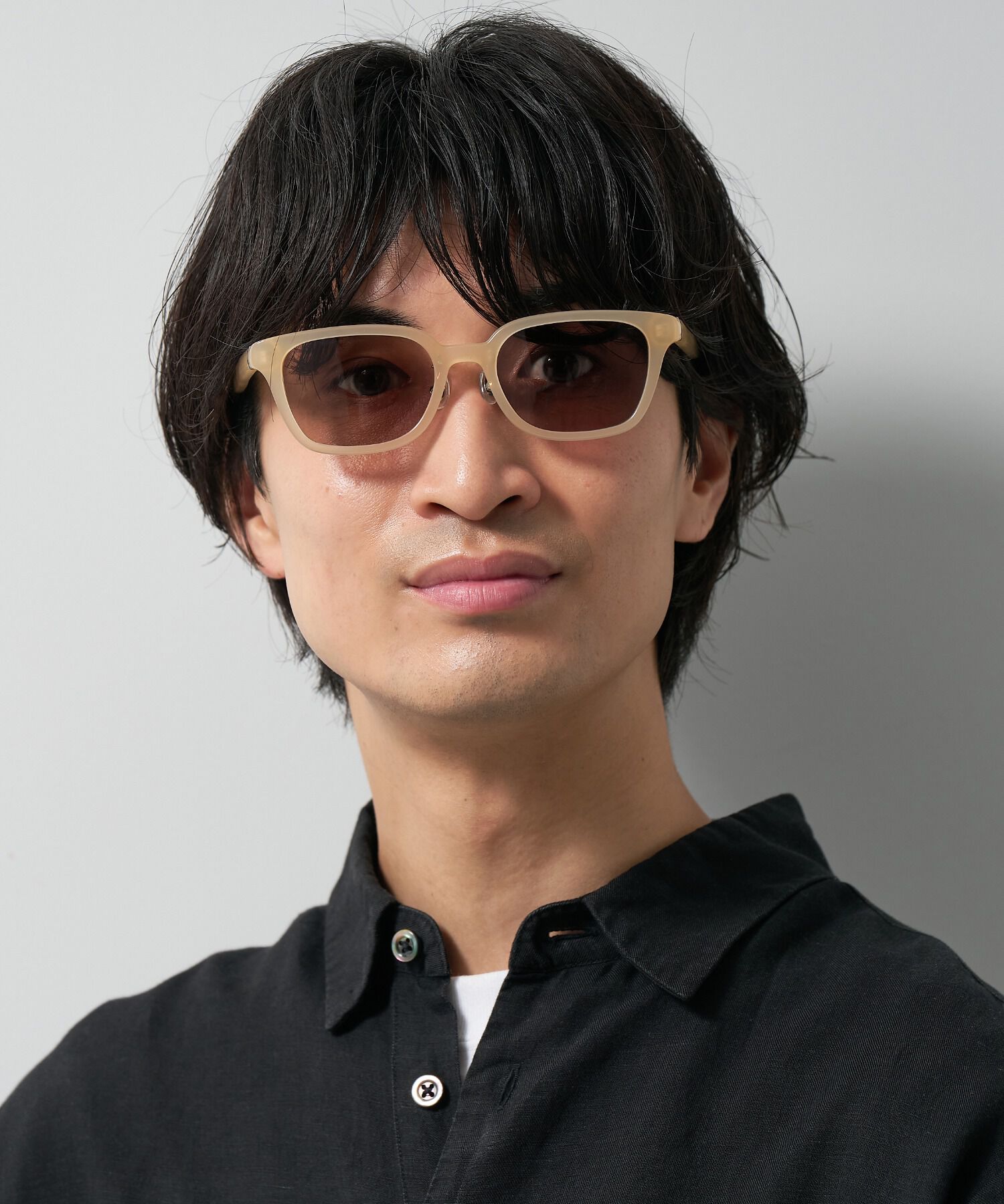  「スクエア型 調光サングラス｜紫外線対策｜レンズの色が変わるサングラス｜Zoff | UNITED ARROWS Wellness」|サングラス|