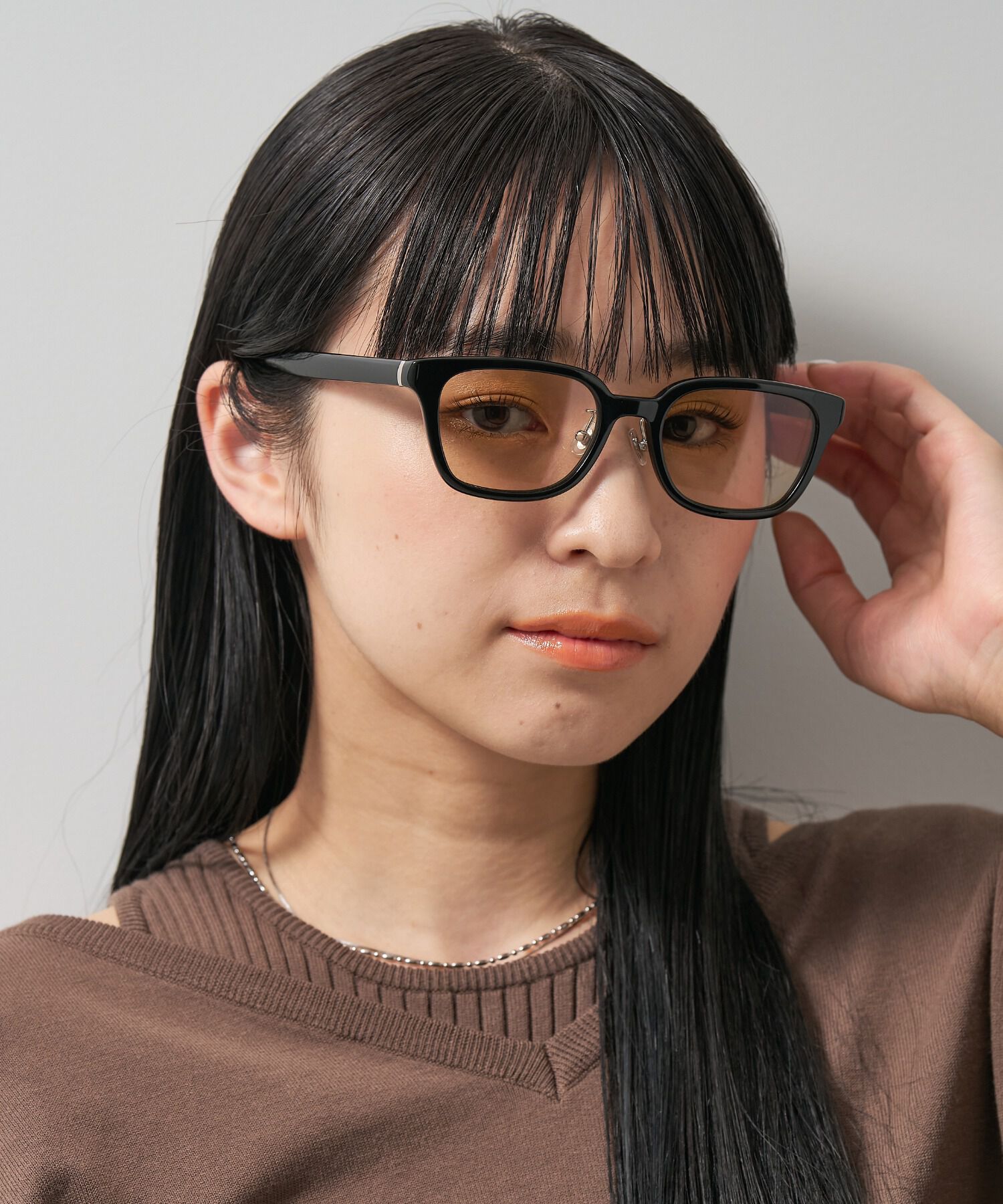  「スクエア型 調光サングラス｜紫外線対策｜レンズの色が変わるサングラス｜Zoff | UNITED ARROWS Wellness」|サングラス|ブラック