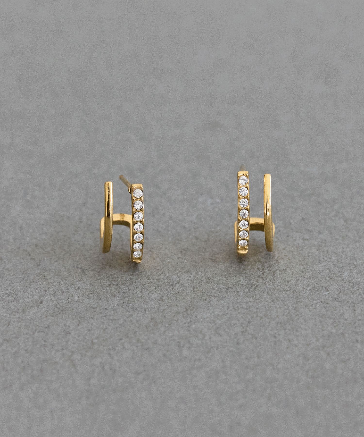 Phoebe「【金属アレルギー対応】メタル&times;ビジュー2ラインピアス　ゴールド/サージカルステンレス」|ピアス|