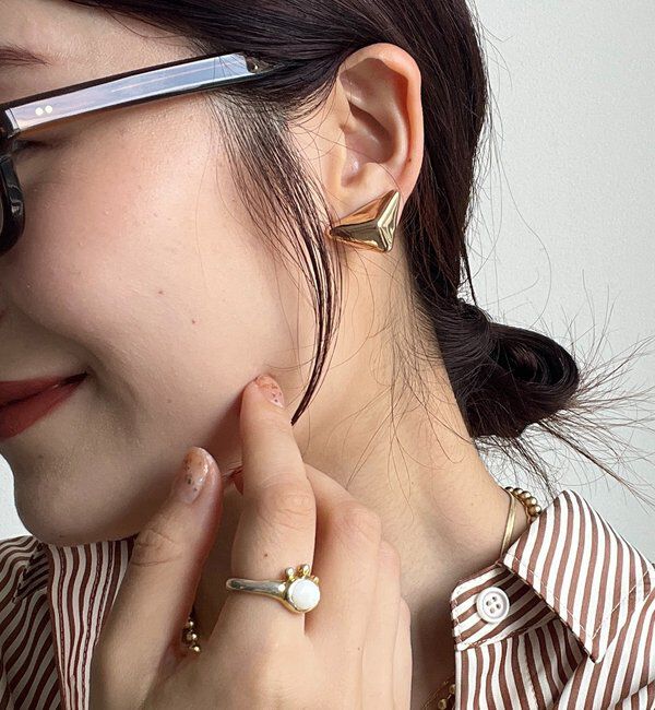  「【インフルエンサーOKOCHI企画】トライアングルイヤリング」|ピアス|ゴールド