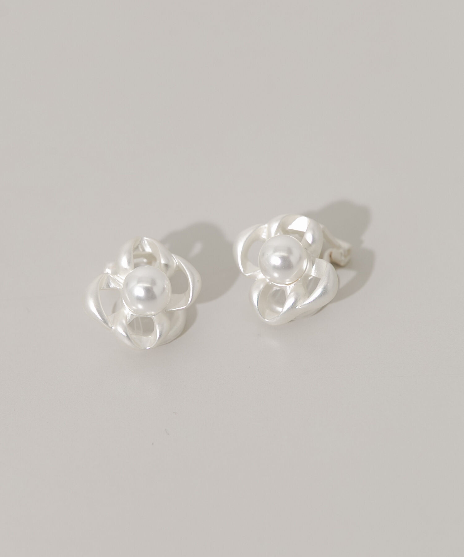 SMELLY「メタルフラワーパールイヤリング」|イヤリング|