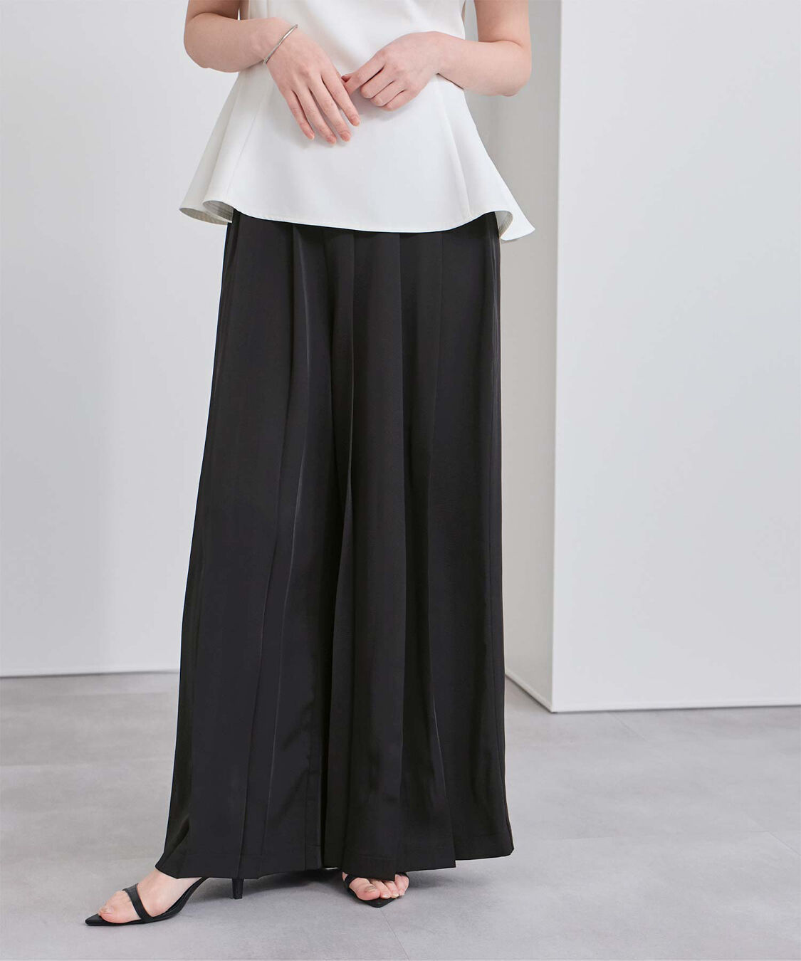 ur's「プリーツワイドパンツ」|スラックス|ブラック