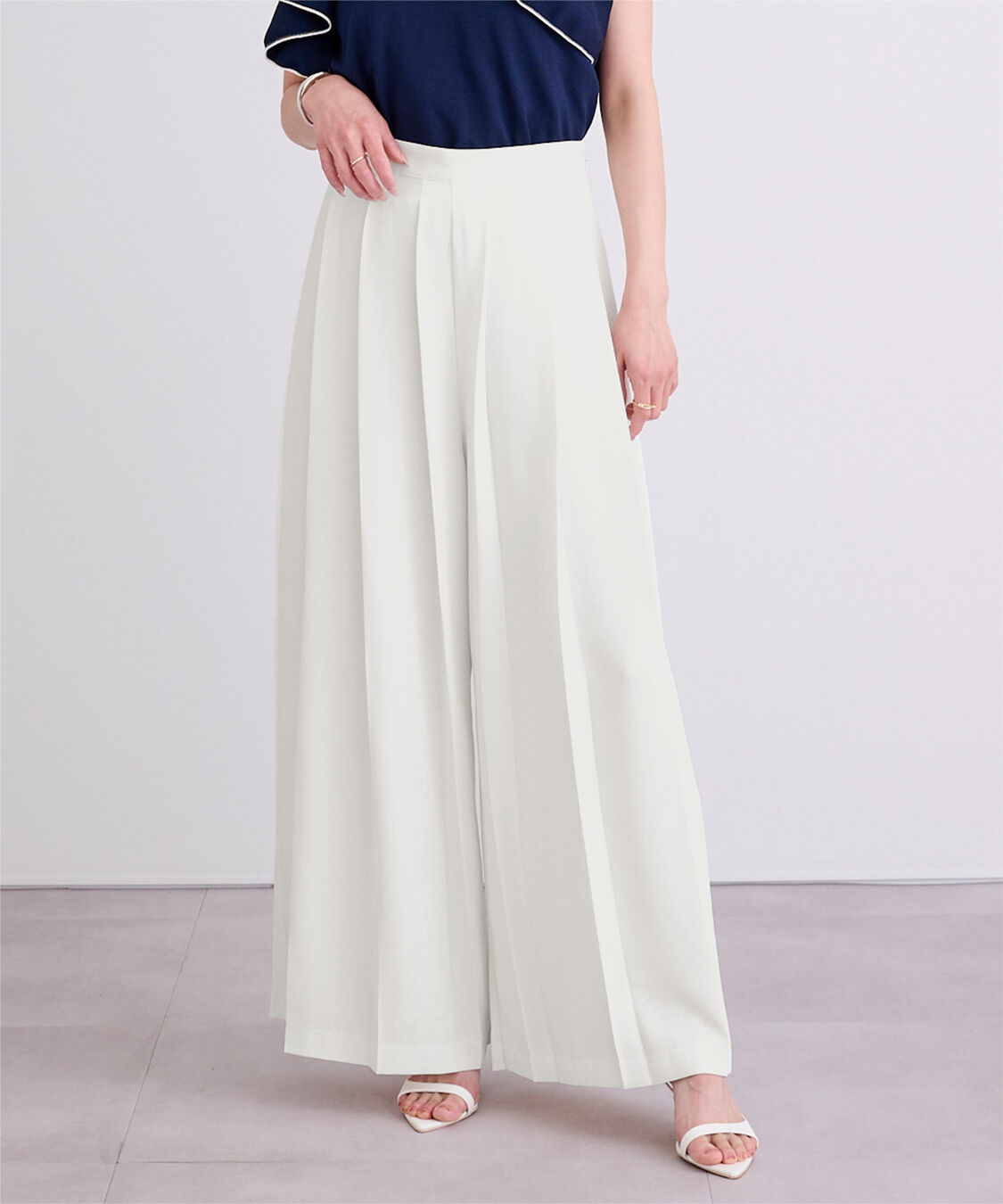ur's「プリーツワイドパンツ」|スラックス|ホワイト