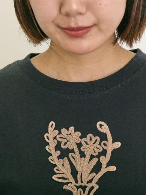 Samansa Mos2「花瓶柄コード刺繍Tシャツ」|Tシャツ・カットソー|