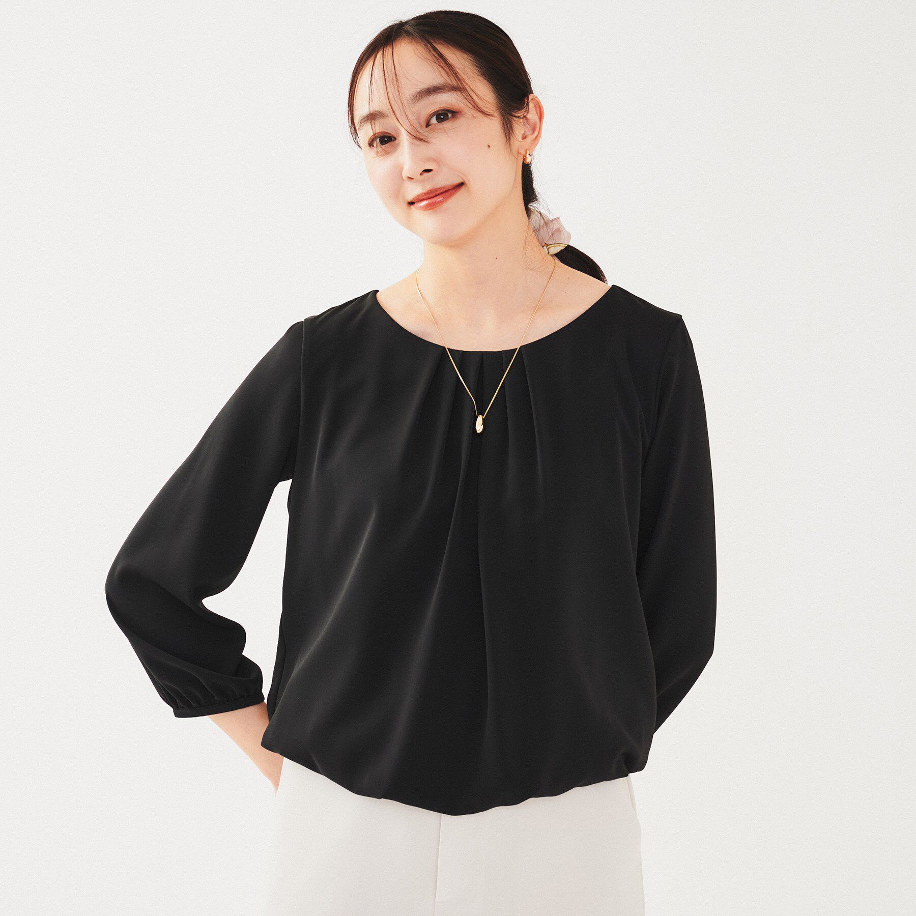 UNTITLED「【透けにくい/通勤】パウダリー タックブラウス」|シャツ・ブラウス|