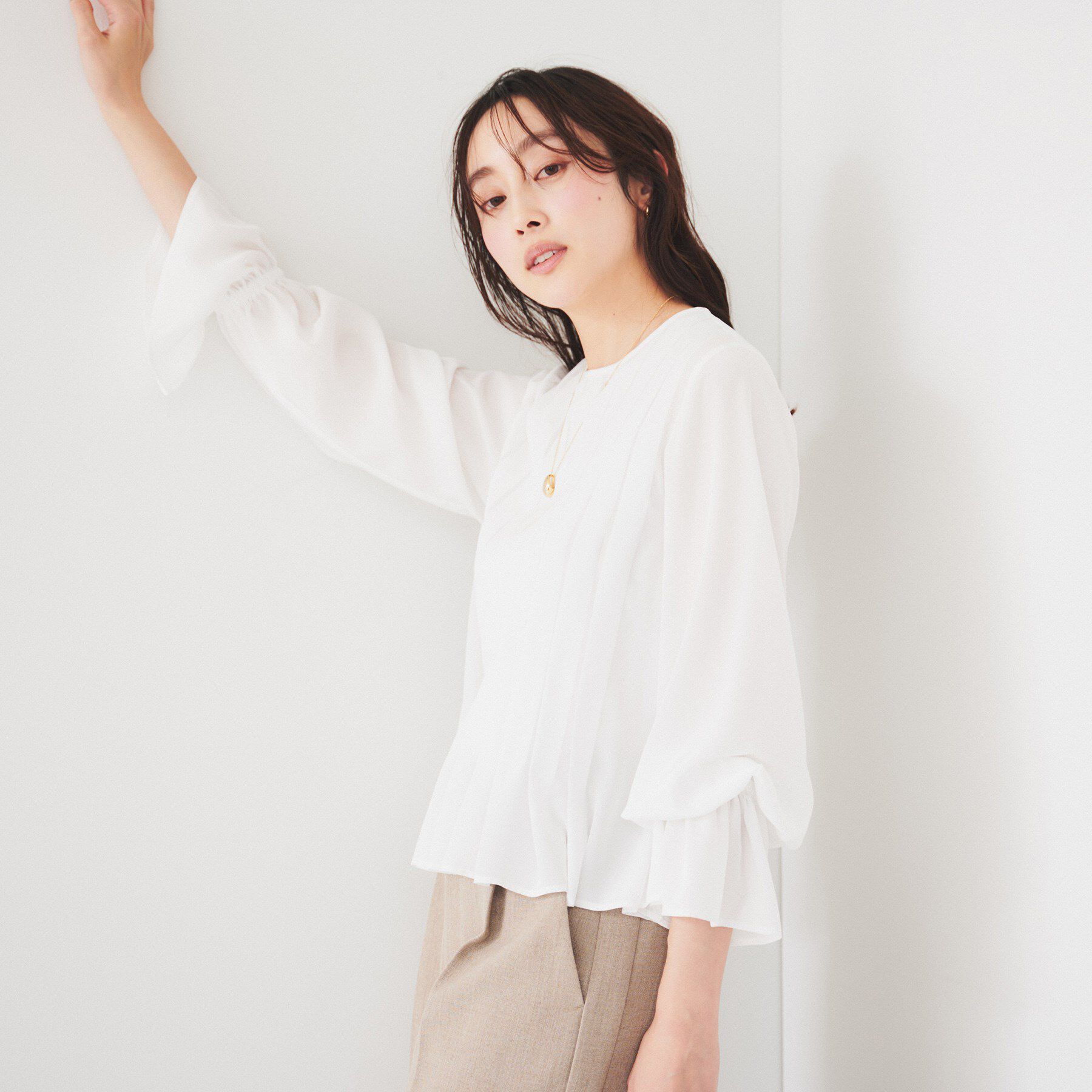 UNTITLED「【光沢/オンオフ使える】フロントタックブラウス」|シャツ・ブラウス|