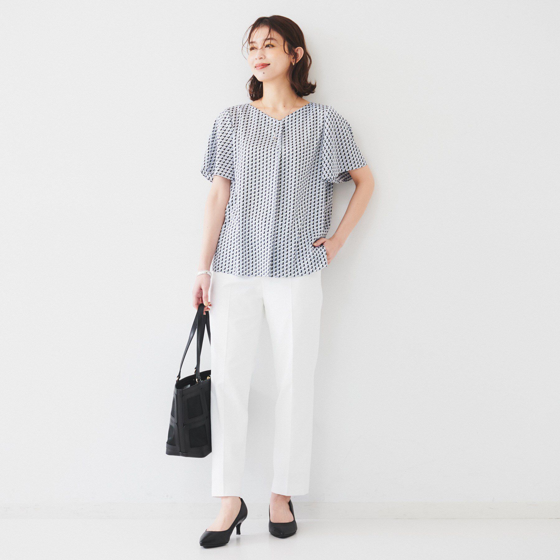 UNTITLED「【通勤/二の腕カバー】ジオメトリック柄 Vネックブラウス」|シャツ・ブラウス|