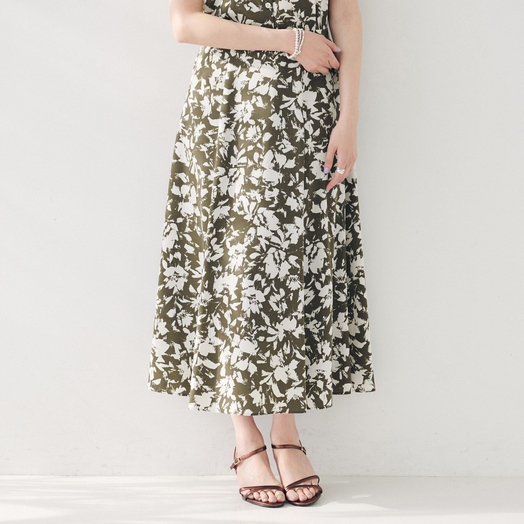 UNTITLED「【セットアップ可/後ろウエストゴム】モザイクフラワー柄スカート」|スカート|