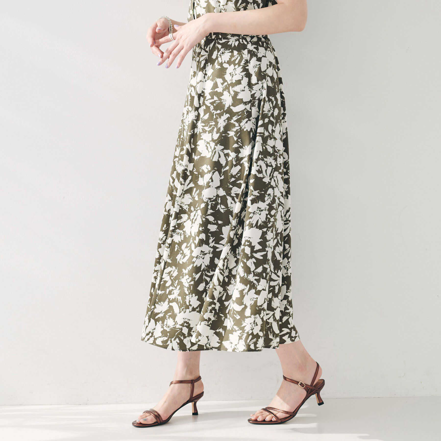 UNTITLED「【セットアップ可/後ろウエストゴム】モザイクフラワー柄スカート」|スカート|