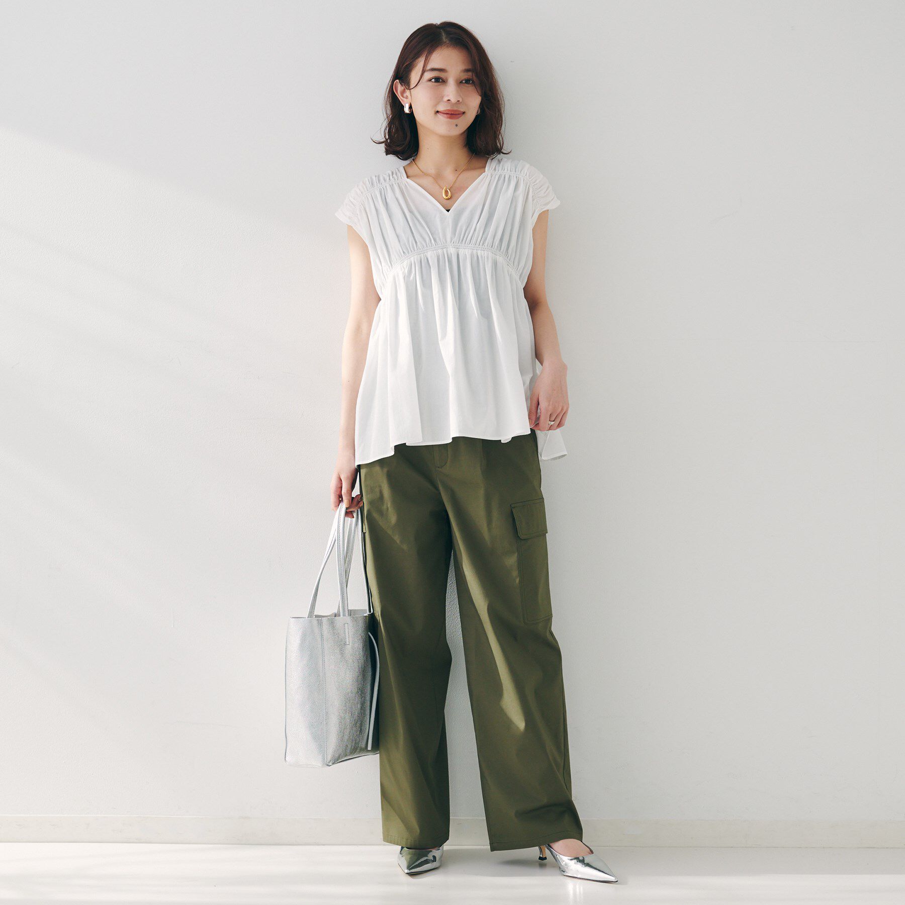 UNTITLED「【コットン100/洗える/トレンド】シャーリングブラウス」|シャツ・ブラウス|