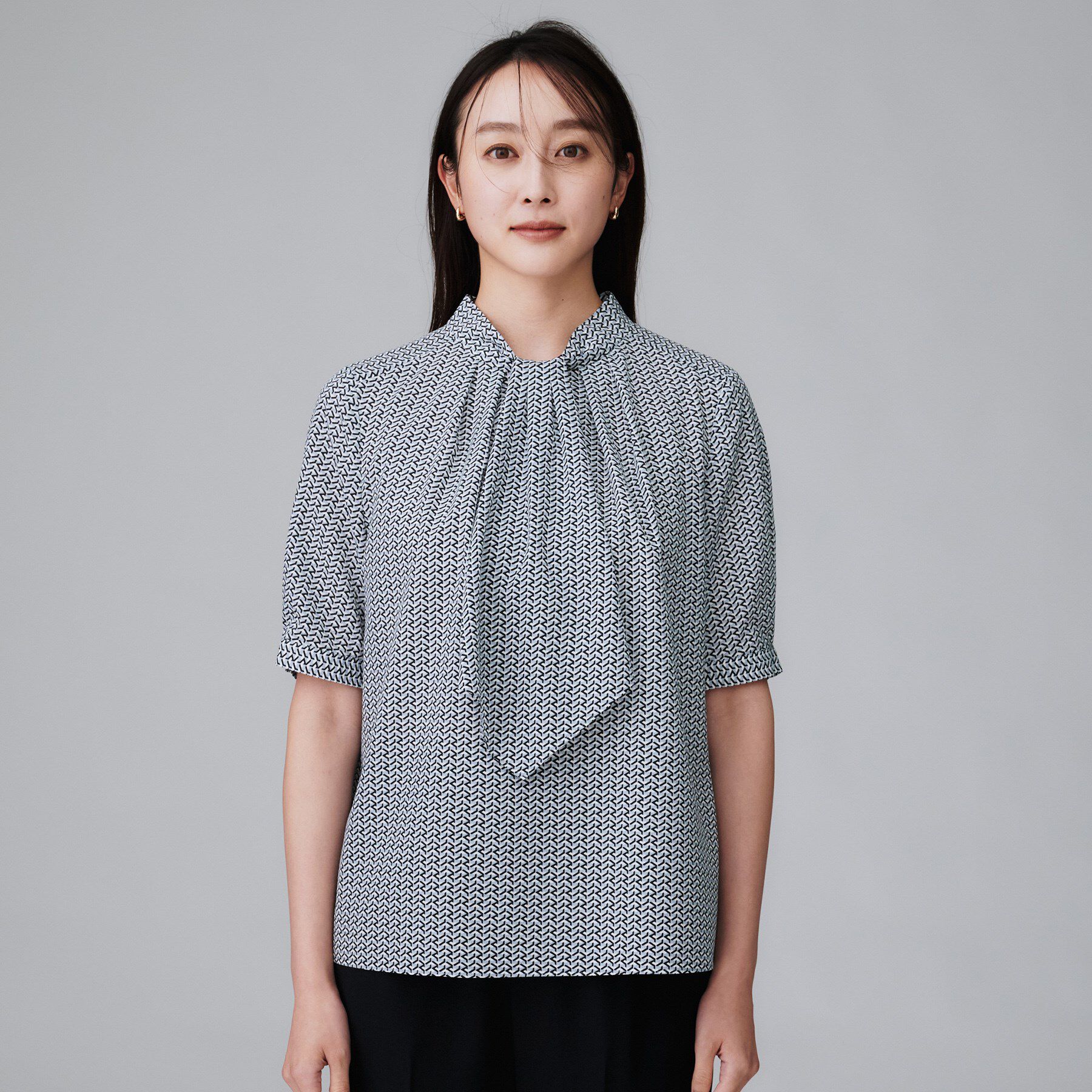 UNTITLED「【通勤/オフィス】ジオメ柄ボウタイブラウス」|シャツ・ブラウス|