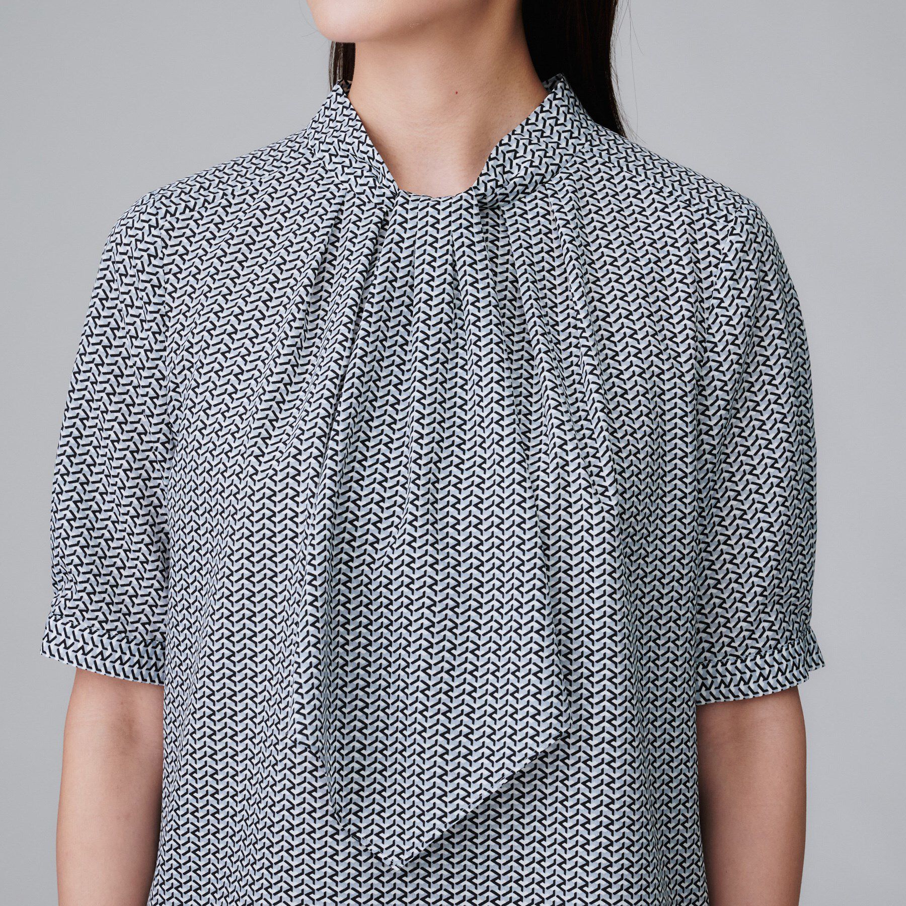 UNTITLED「【通勤/オフィス】ジオメ柄ボウタイブラウス」|シャツ・ブラウス|