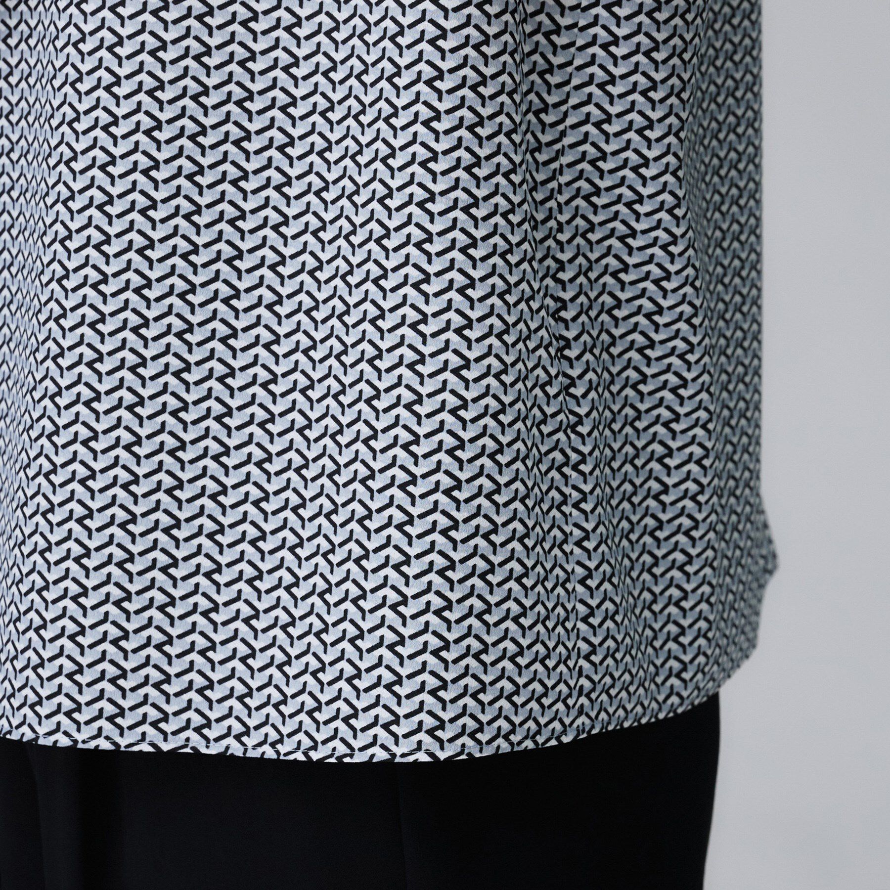 UNTITLED「【通勤/オフィス】ジオメ柄ボウタイブラウス」|シャツ・ブラウス|