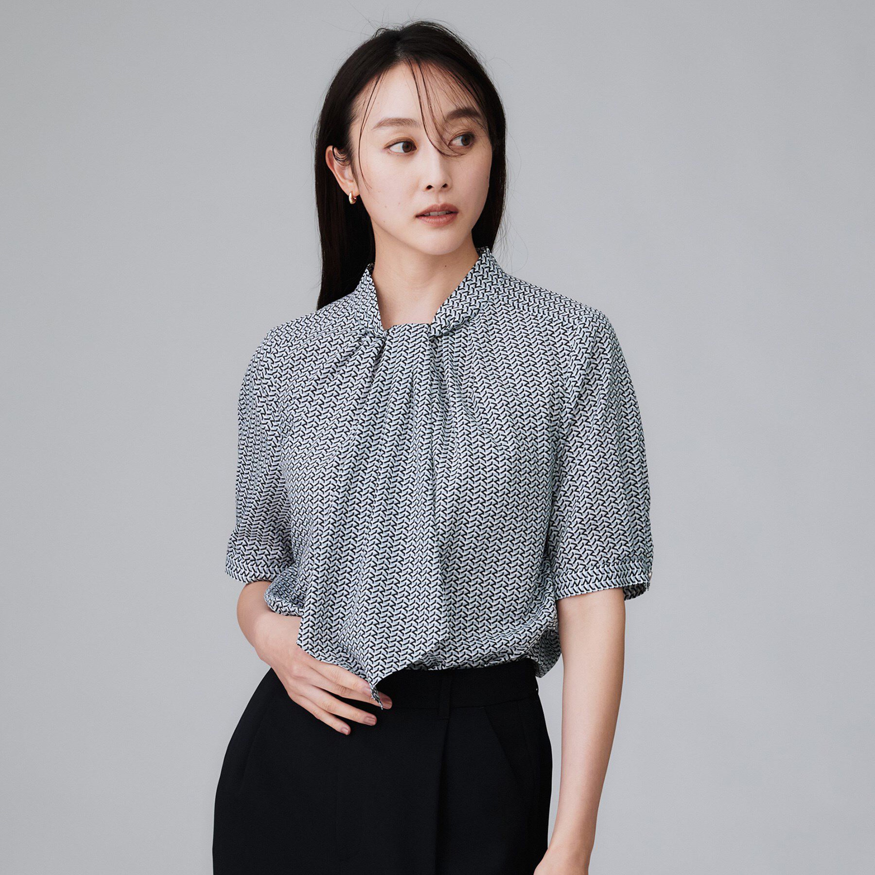 UNTITLED「【通勤/オフィス】ジオメ柄ボウタイブラウス」|シャツ・ブラウス|サックスブルー(19