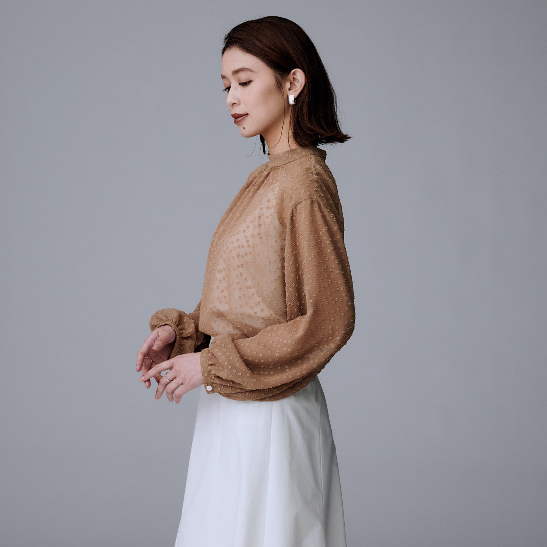UNTITLED「【重ね着やスーツインナーに/シアー】ドットジャカード ブラウス」|シャツ・ブラウス|