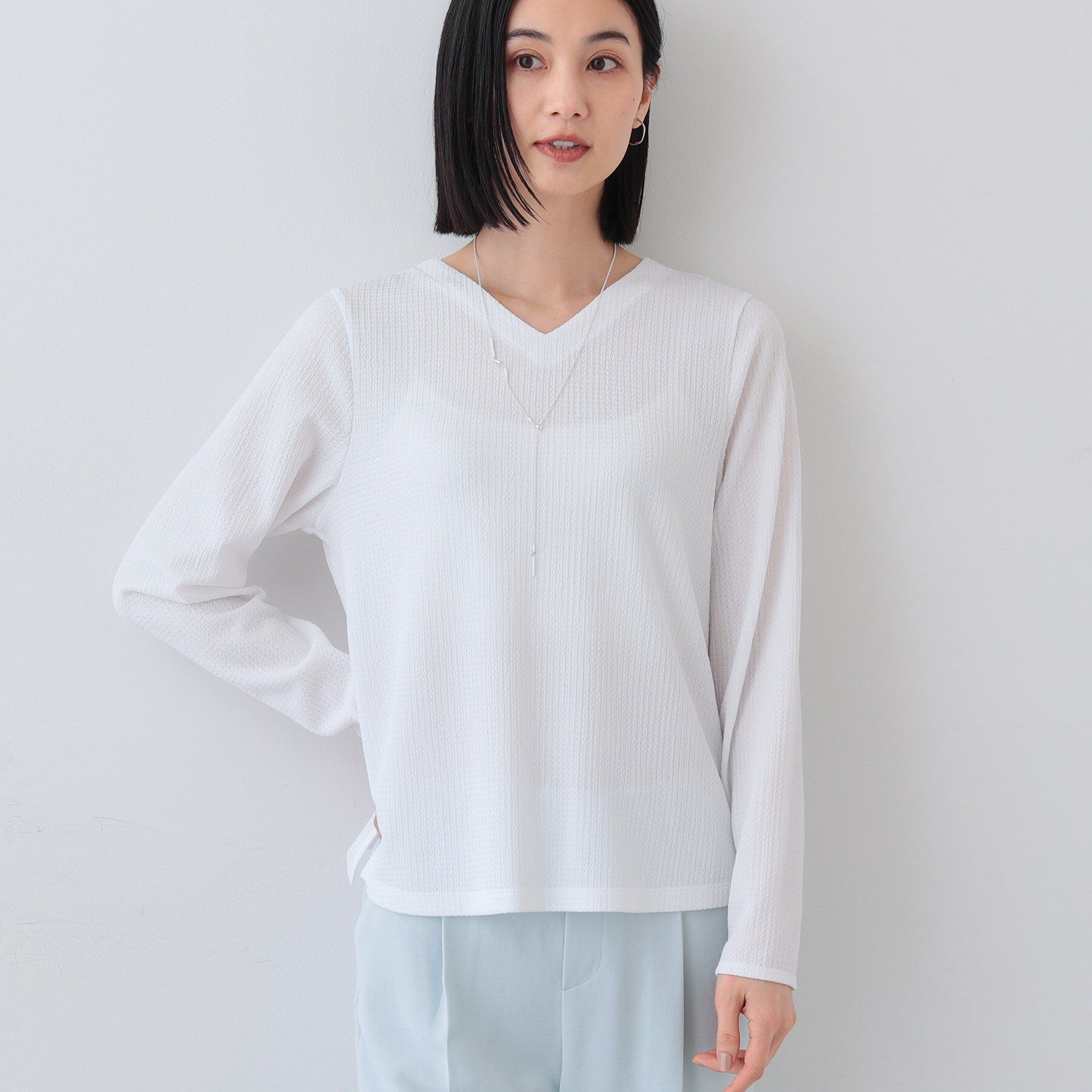 INDIVI「【洗える／凹凸素材】Vネックカットソートップス」|Tシャツ・カットソー|ホワイト(001)