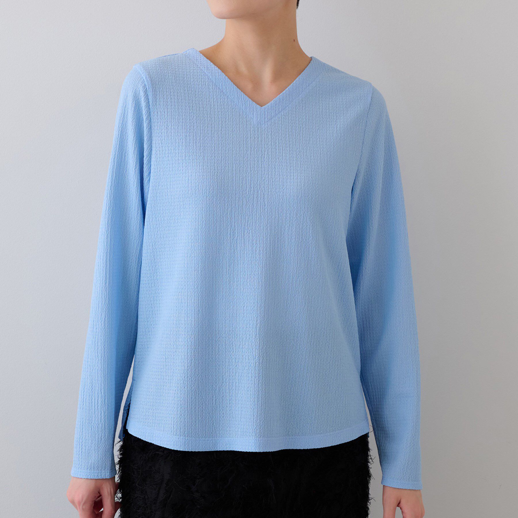 INDIVI「【洗える／凹凸素材】Vネックカットソートップス」|Tシャツ・カットソー|