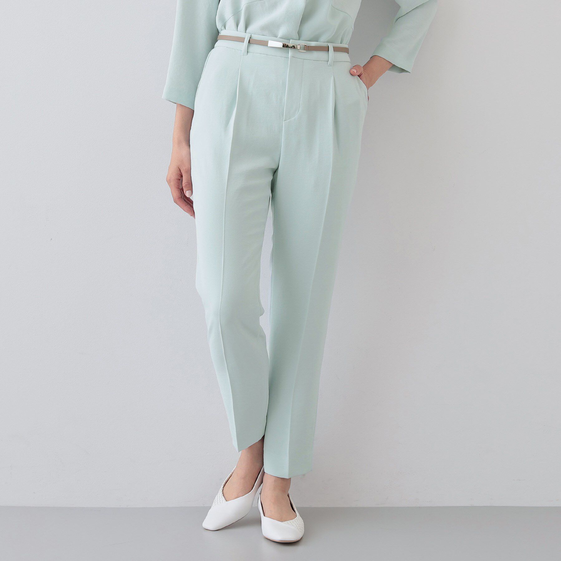 INDIVI「【着る日傘/遮熱/UVケア】タックテーパードパンツ」|スーツ|ライトグリーン(02