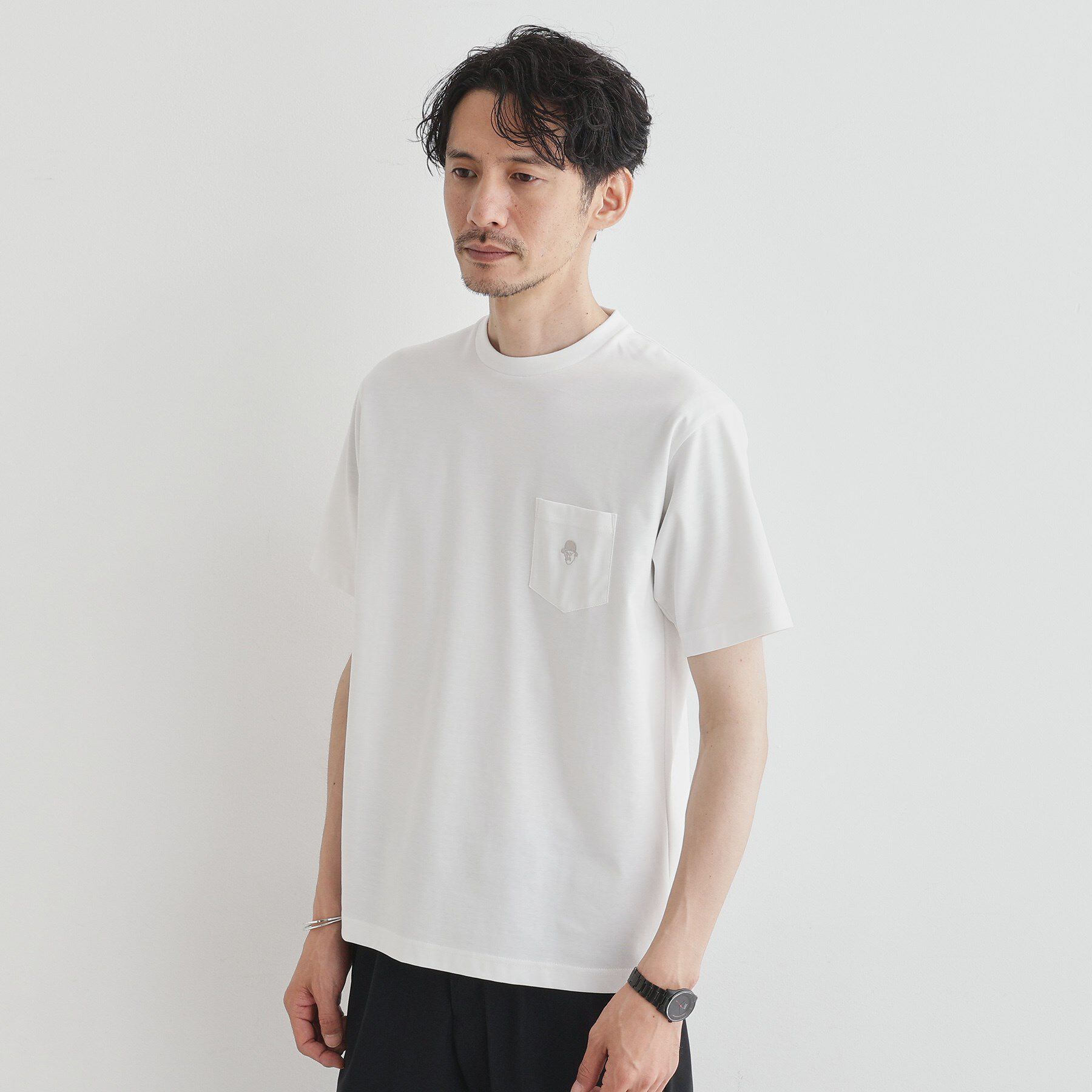 TAKEO KIKUCHI「【COOL CITY WEAR】ワンポイント刺しゅう ポケットTシャツ /接触冷感」|Tシャツ・カットソー|ホワイト(001)