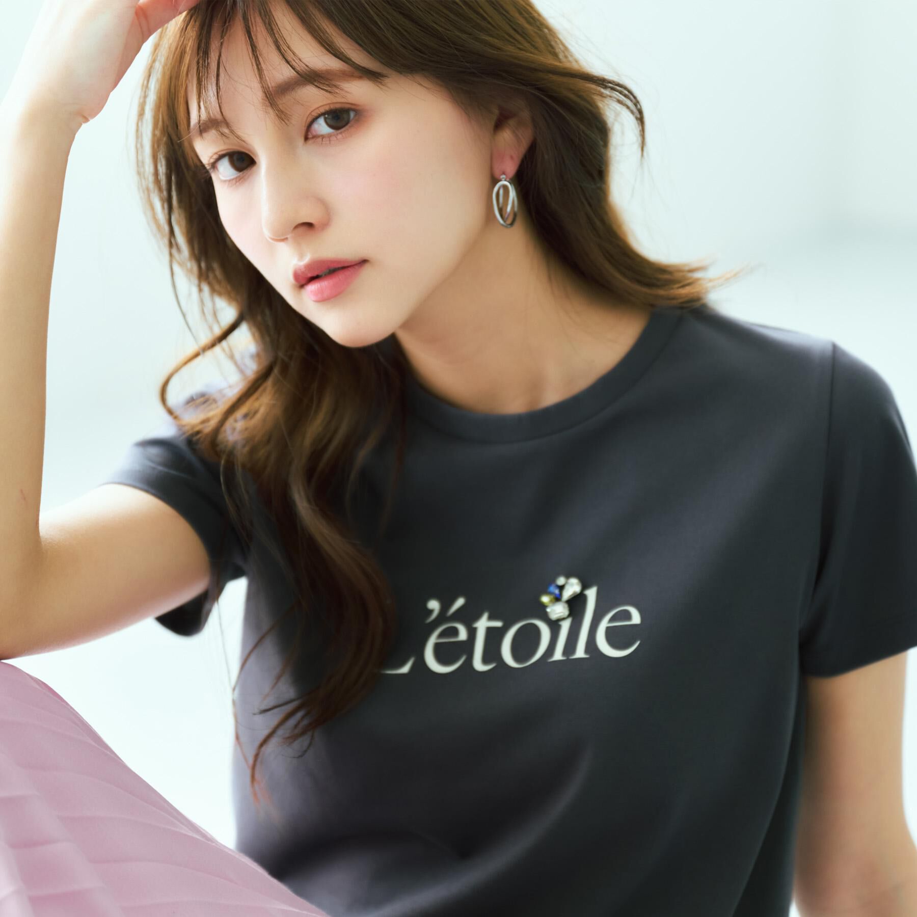 index「《美人百花掲載》ビジュー付きロゴTシャツ【接触冷感/UVケア/吸水速乾/汗ジミ防止/洗濯機洗い可】」|Tシャツ・カットソー|