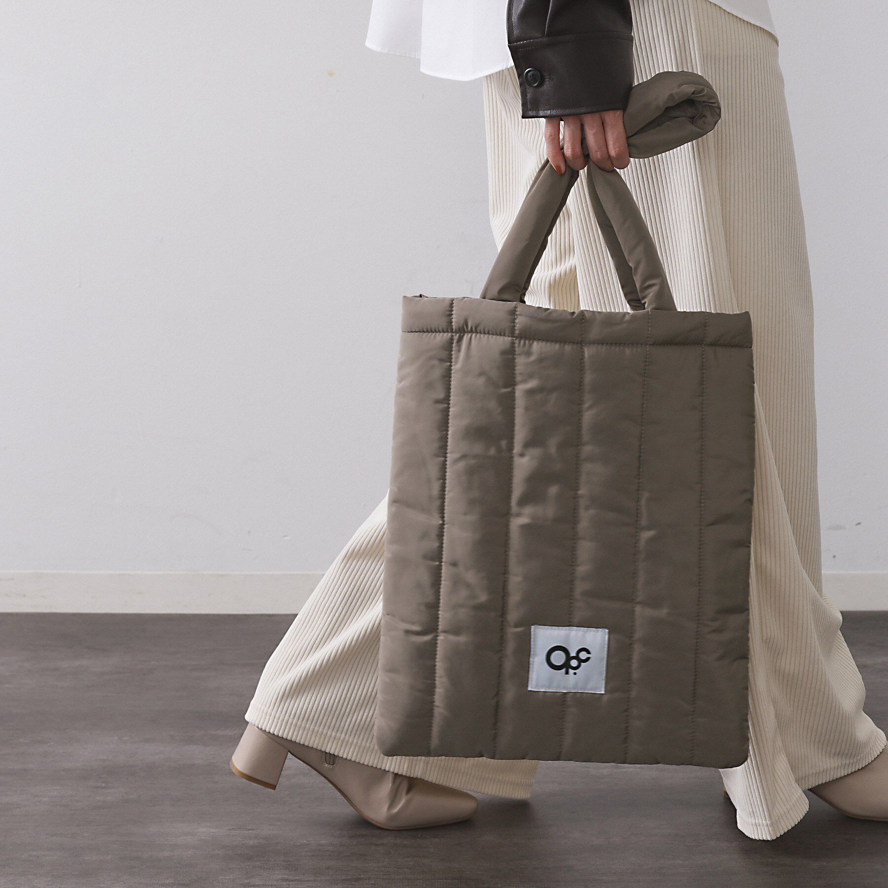 OPAQUE.CLIP「【軽量／カラビナチャーム付き／A4サイズ対応】ストライプキルトパフィートートバッグ」|トートバッグ|モカブラウン(042