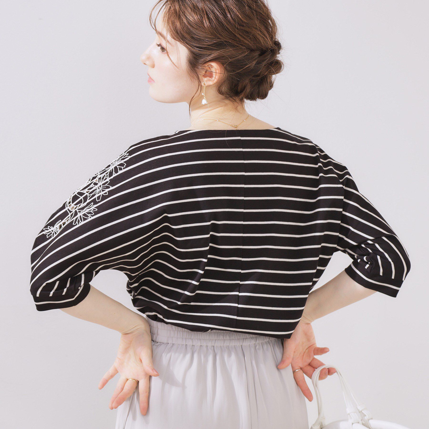 Couture broach「【接触冷感・洗える・UV機能付き・二の腕カバー】デイジー＆リボン エンブロドルマントップス」|Tシャツ・カットソー|