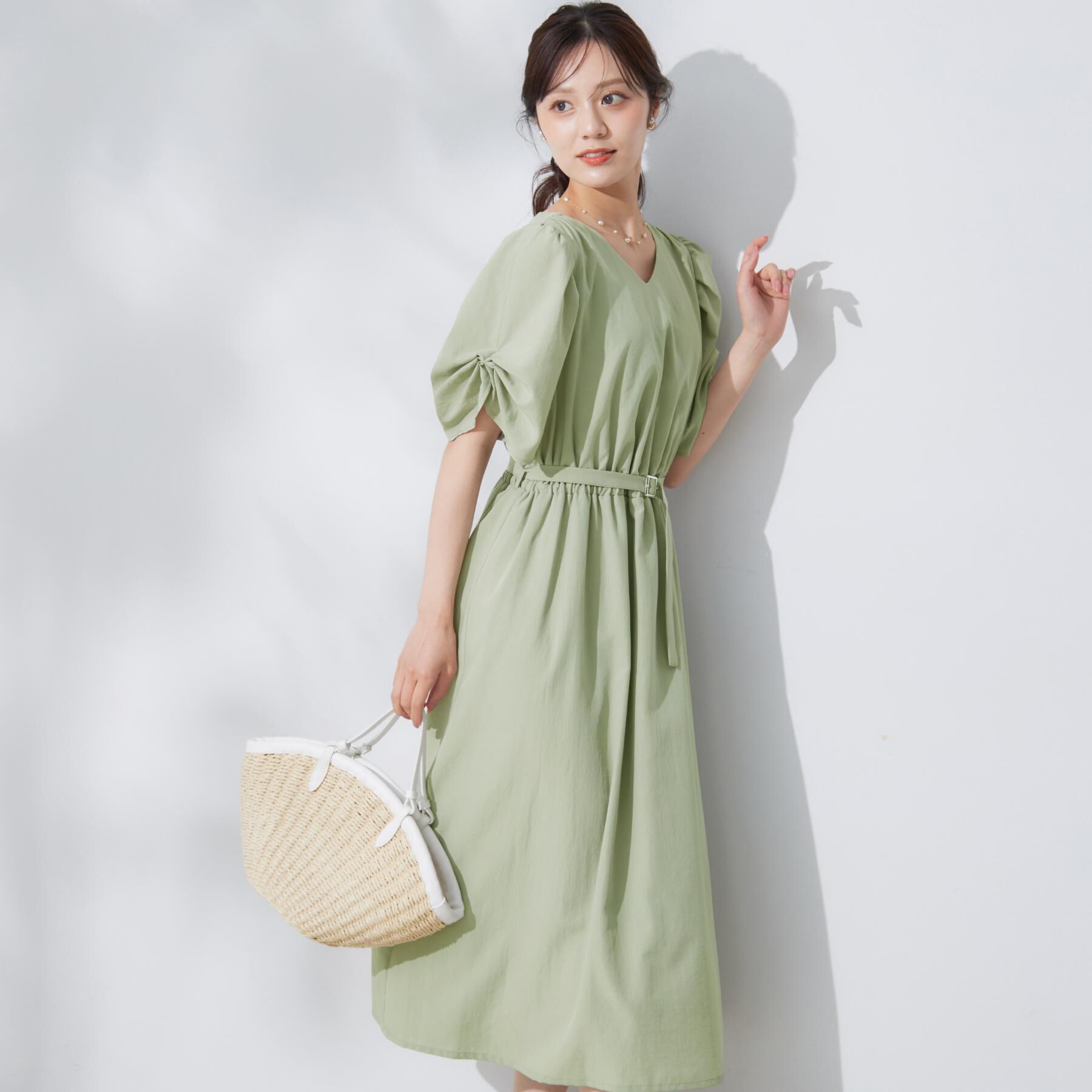 Couture broach「【マシンウォッシャブル・二の腕カバー】ウエストベルトVネックワンピース」|ワンピース|グリーン(025)