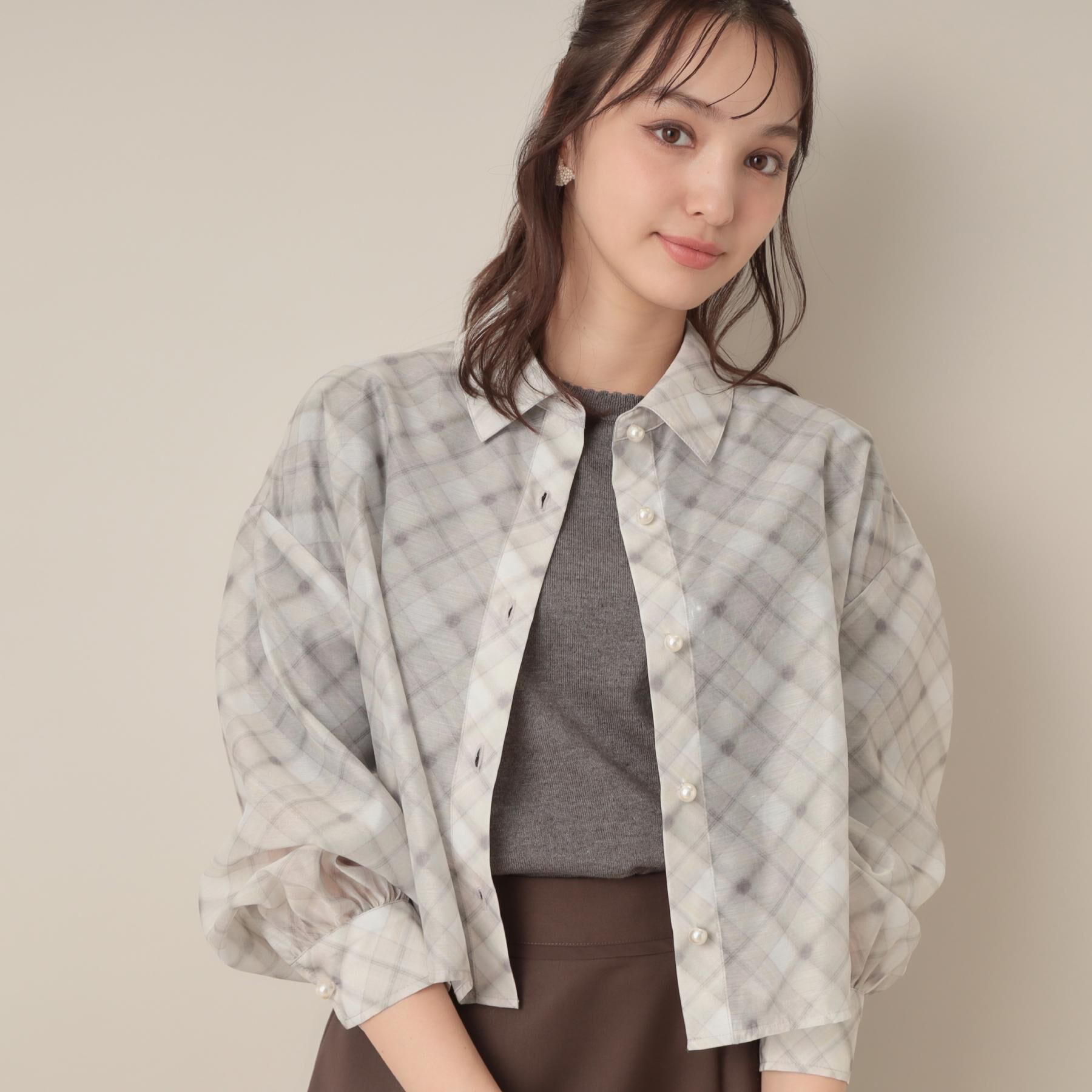 Couture broach「【洗える・秋まで使える】パール調ボタンシアーシャツ」|シャツ・ブラウス|ライトベージュ(25