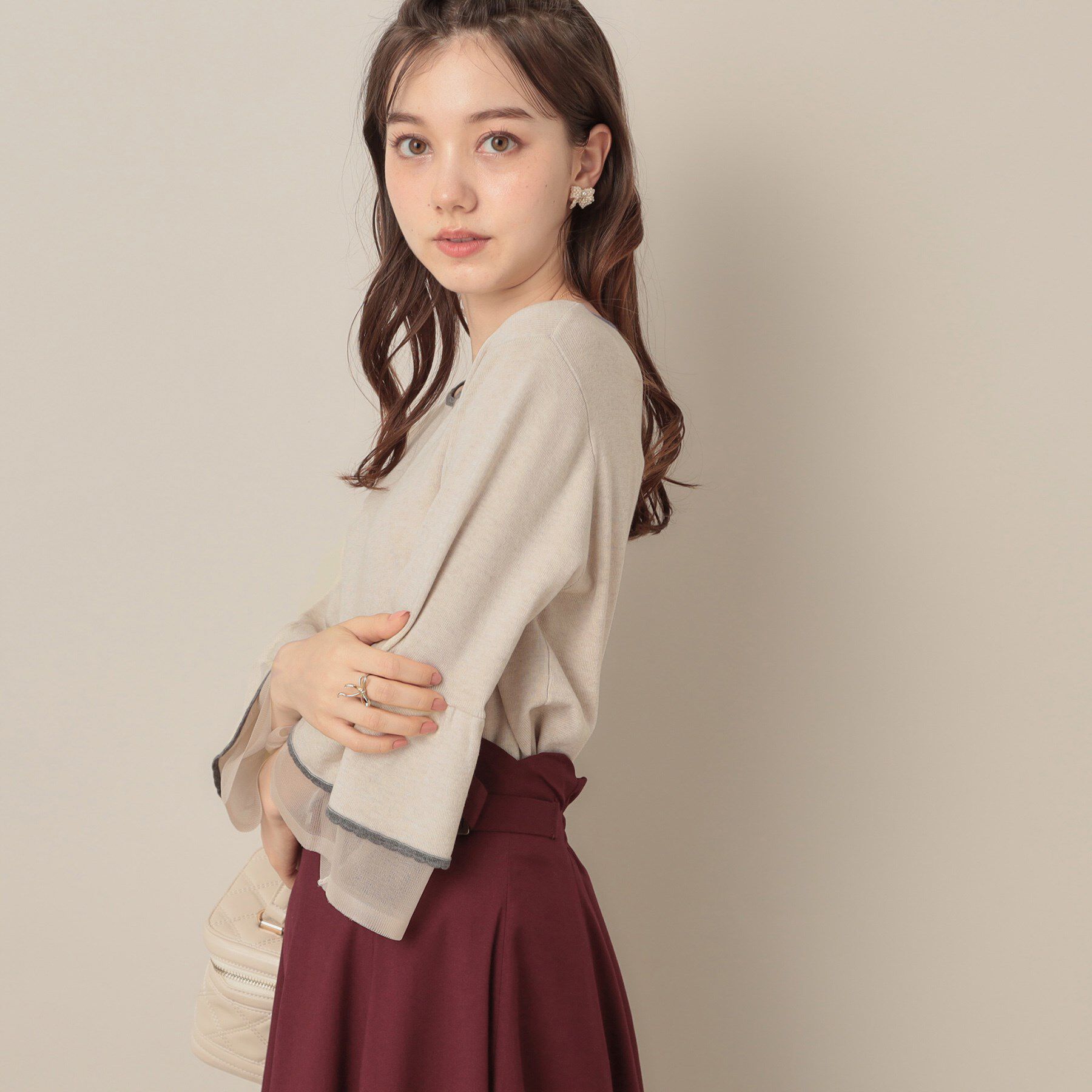 Couture broach「【フェミニン・着映え・通勤】シアーフレアー袖ニットトップス」|ニット・セーター|
