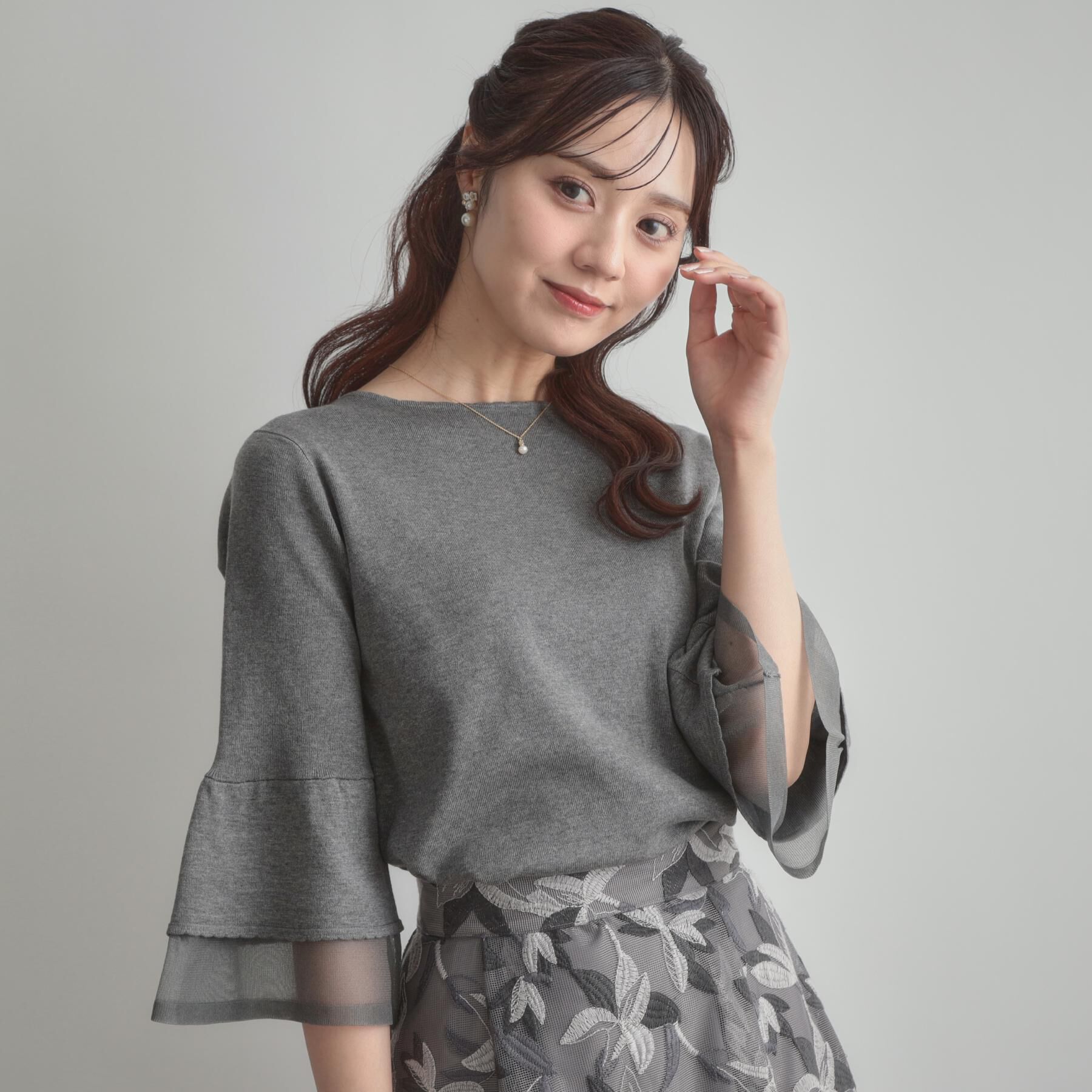 Couture broach「【フェミニン・着映え・通勤】シアーフレアー袖ニットトップス」|ニット・セーター|