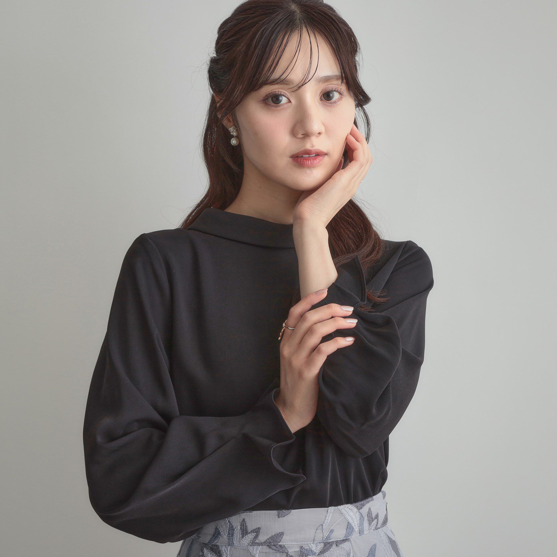 Couture broach「【大人可愛い・通勤】ロールカラーバックリボンブラウス」|シャツ・ブラウス|