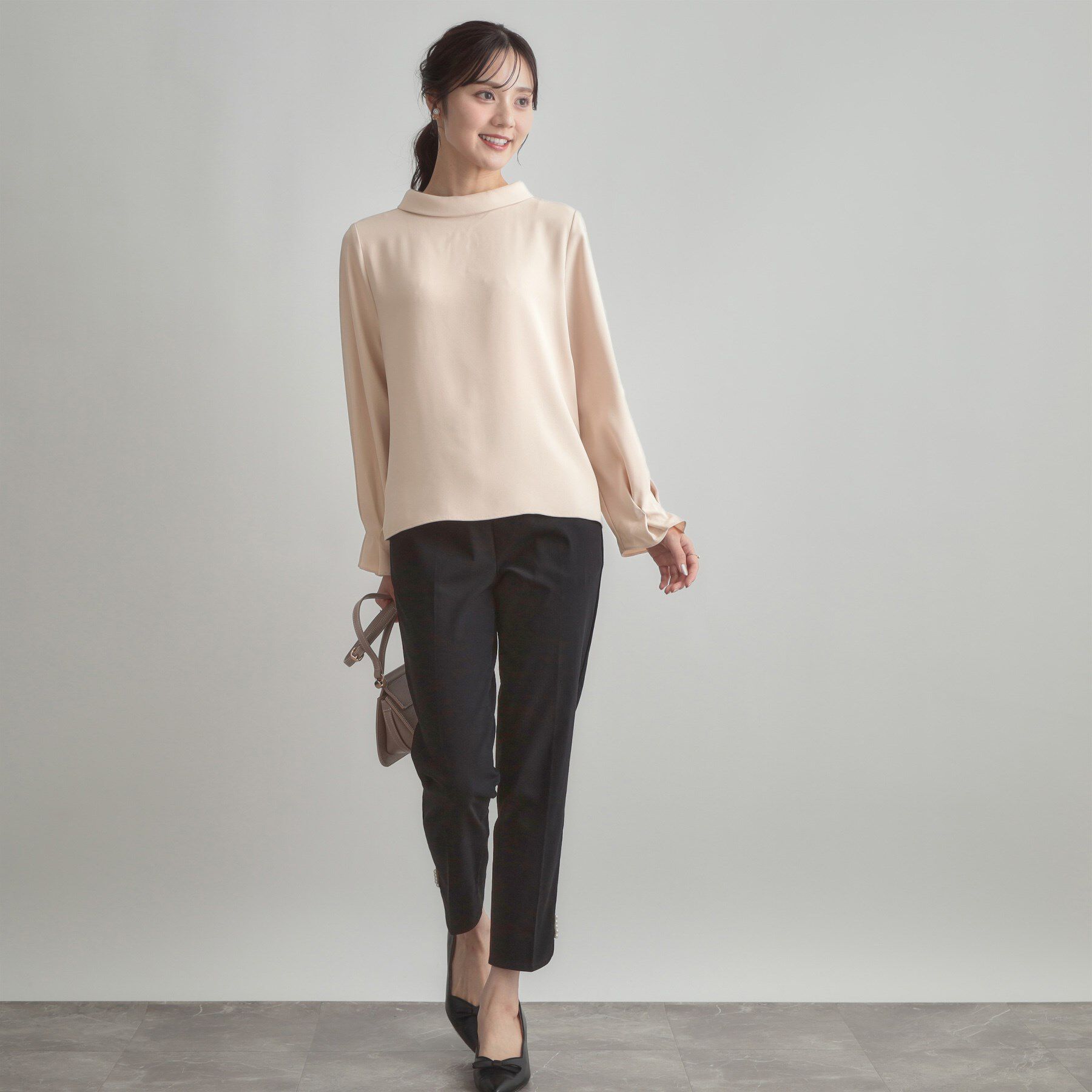 Couture broach「【大人可愛い・通勤】ロールカラーバックリボンブラウス」|シャツ・ブラウス|