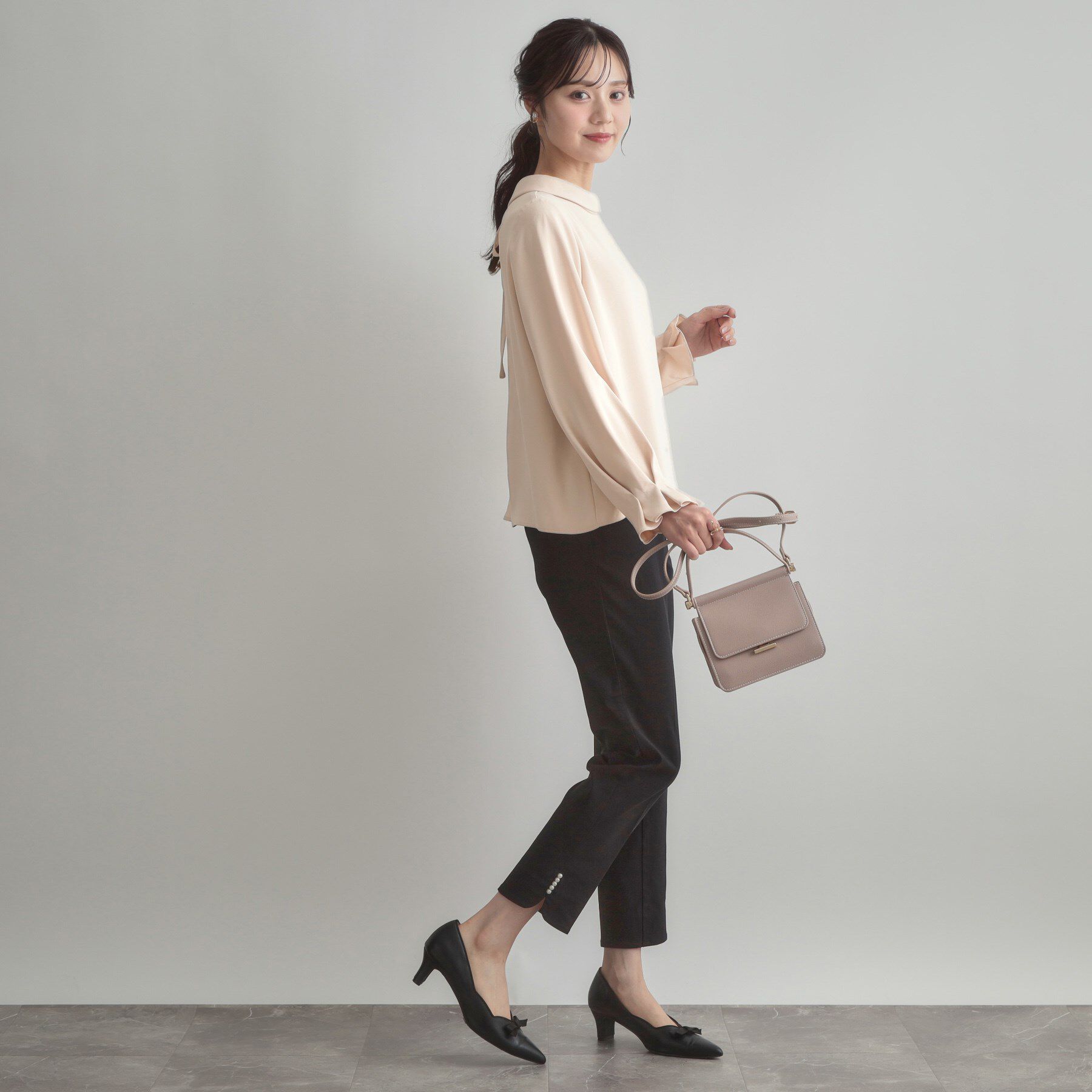 Couture broach「【大人可愛い・通勤】ロールカラーバックリボンブラウス」|シャツ・ブラウス|